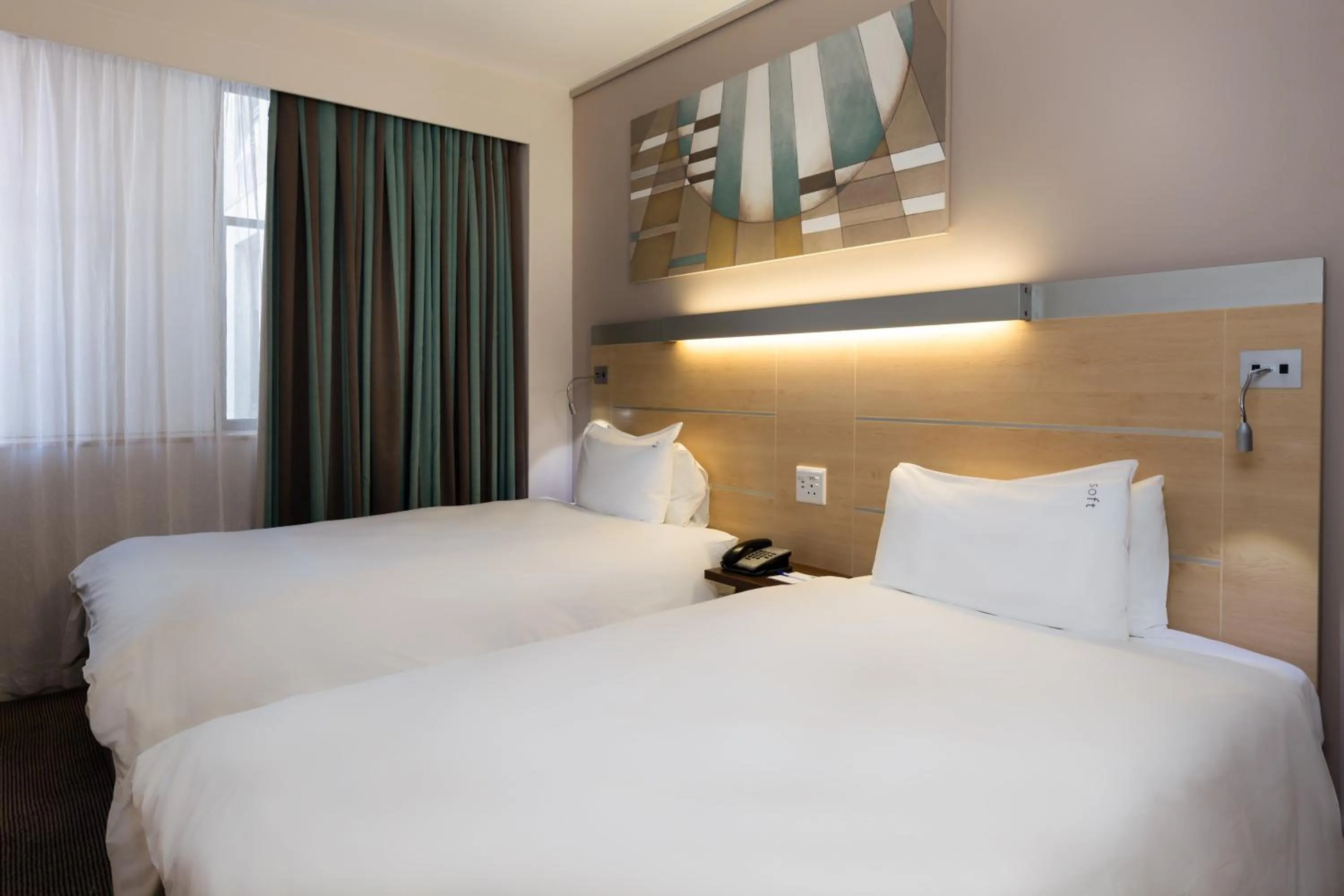 Photo of the whole room, Bed in Holiday Inn Express Cape Town City Centre by IHG