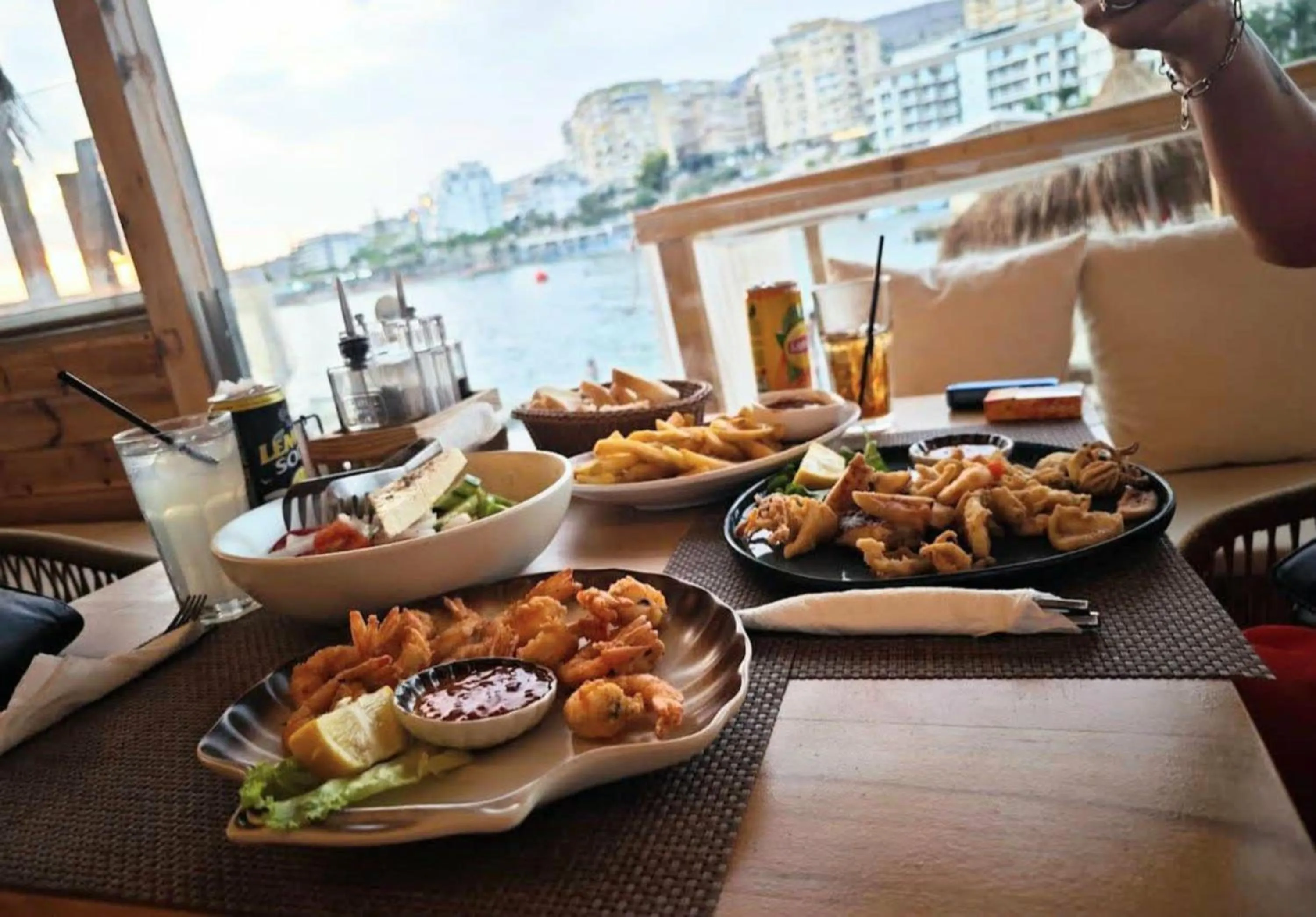 Restaurant/places to eat in Azure Bay Resort