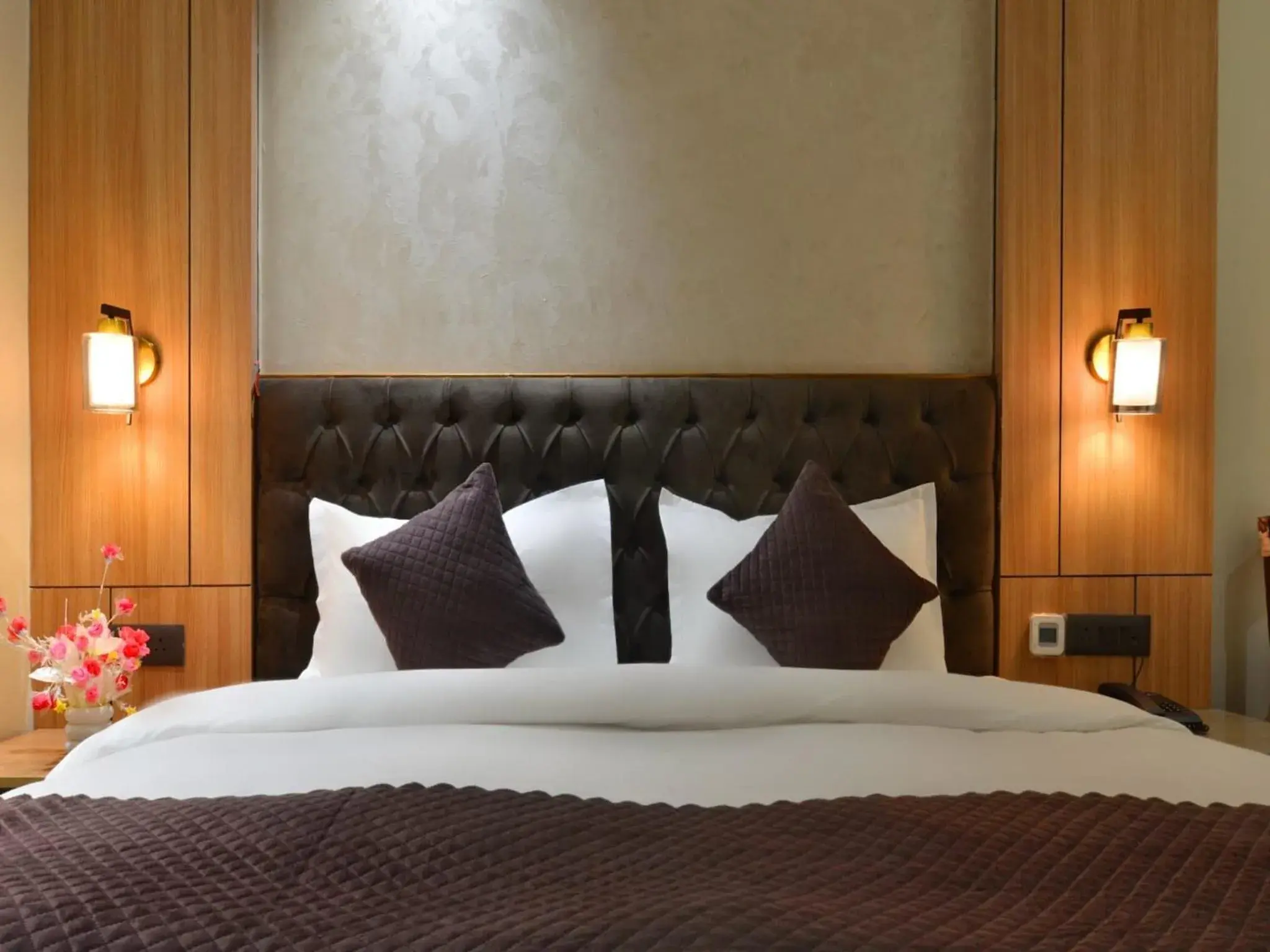 Standard Double Room with Fan in Hotel Maya Cottage - 2 min from New Delhi Railway Station Standard Double Room with Fan in Hotel Maya Cottage - 2 min from New Delhi Railway Station