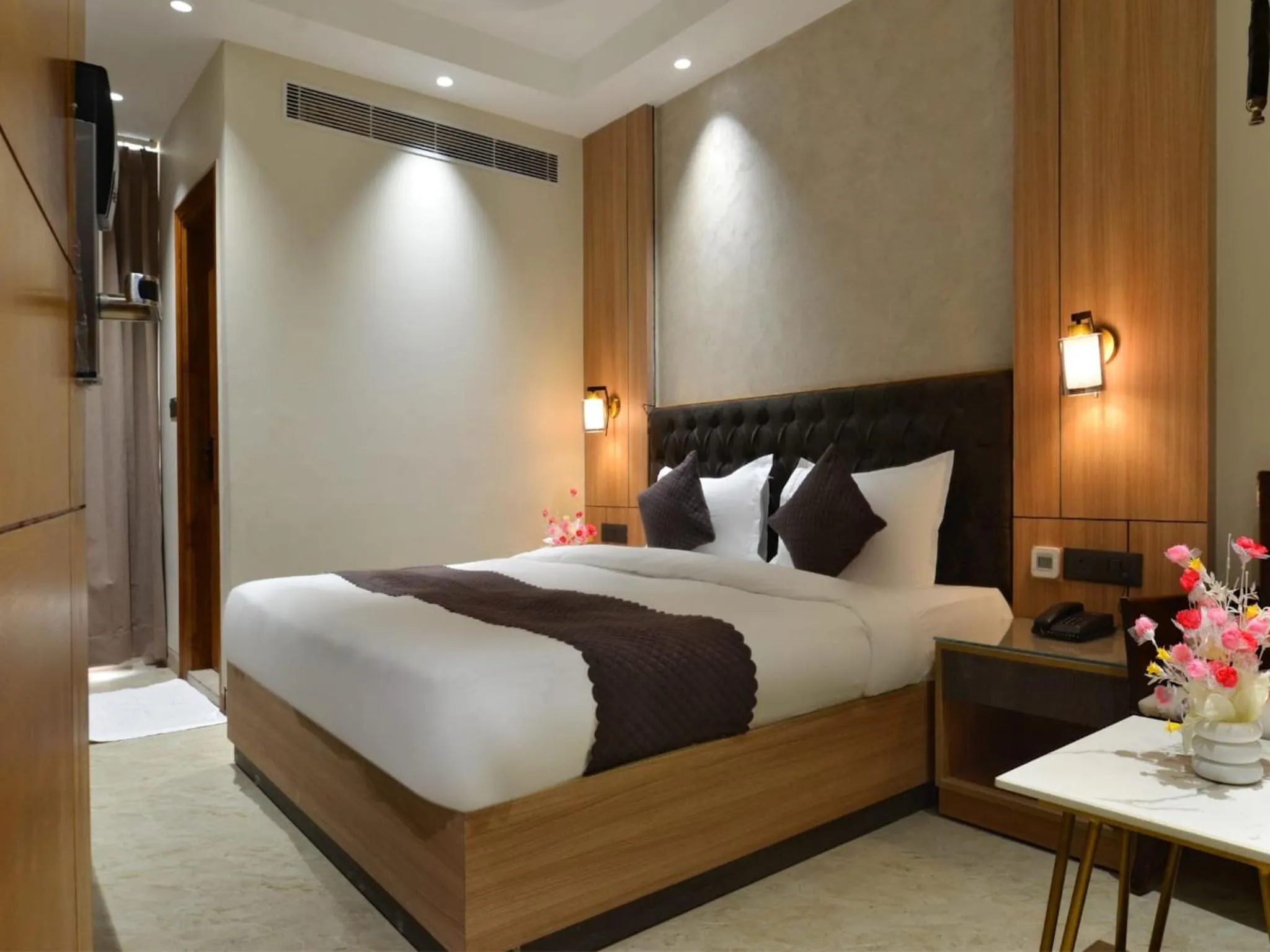 Bedroom, Bed in Hotel Maya Cottage - 2 min from New Delhi Railway Station
