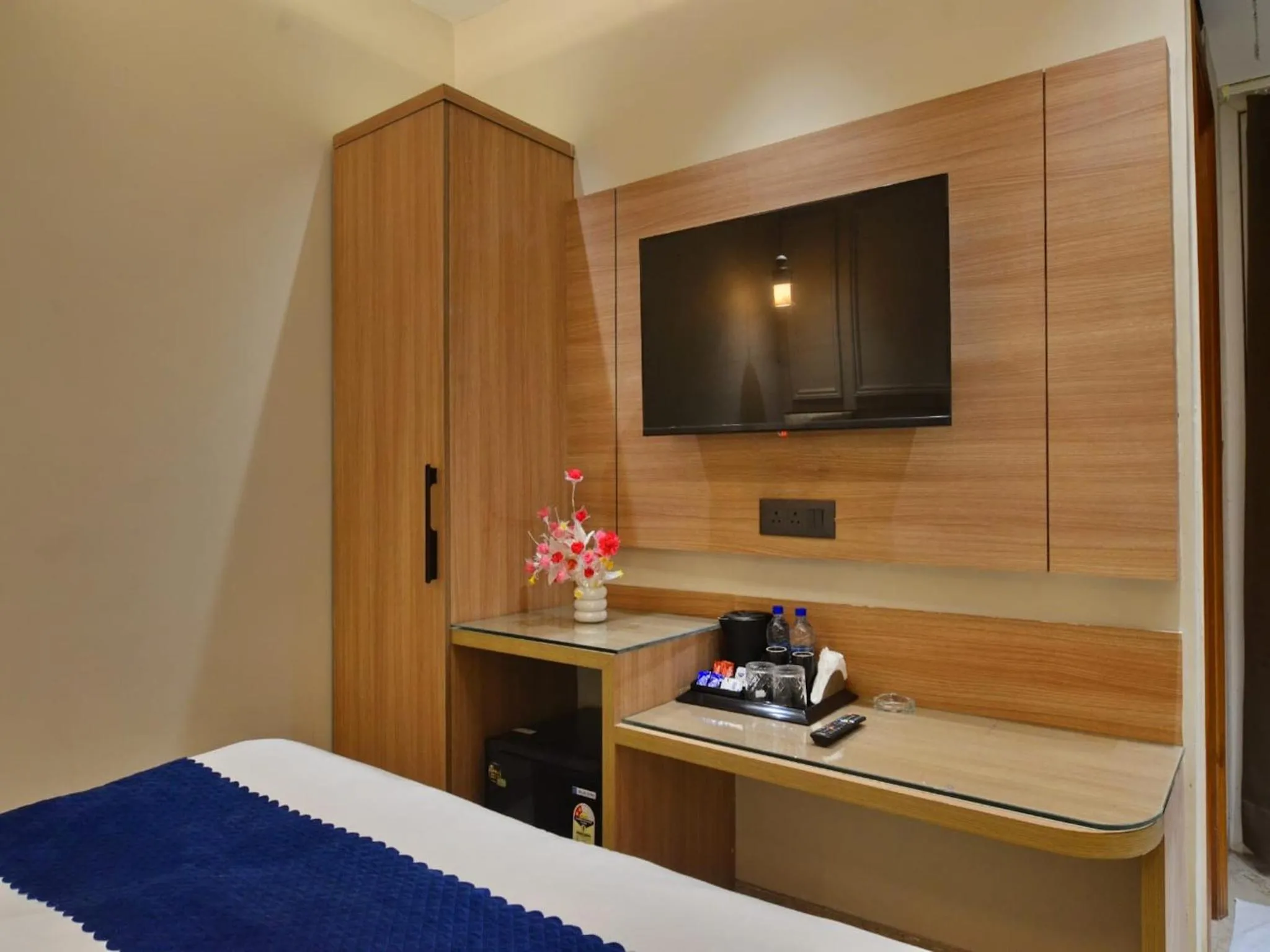 Bedroom, Bed in Hotel Maya Cottage - 2 min from New Delhi Railway Station