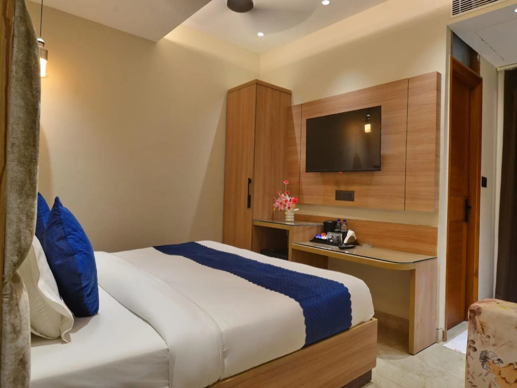 Bedroom, Bed in Hotel Maya Cottage - 2 min from New Delhi Railway Station