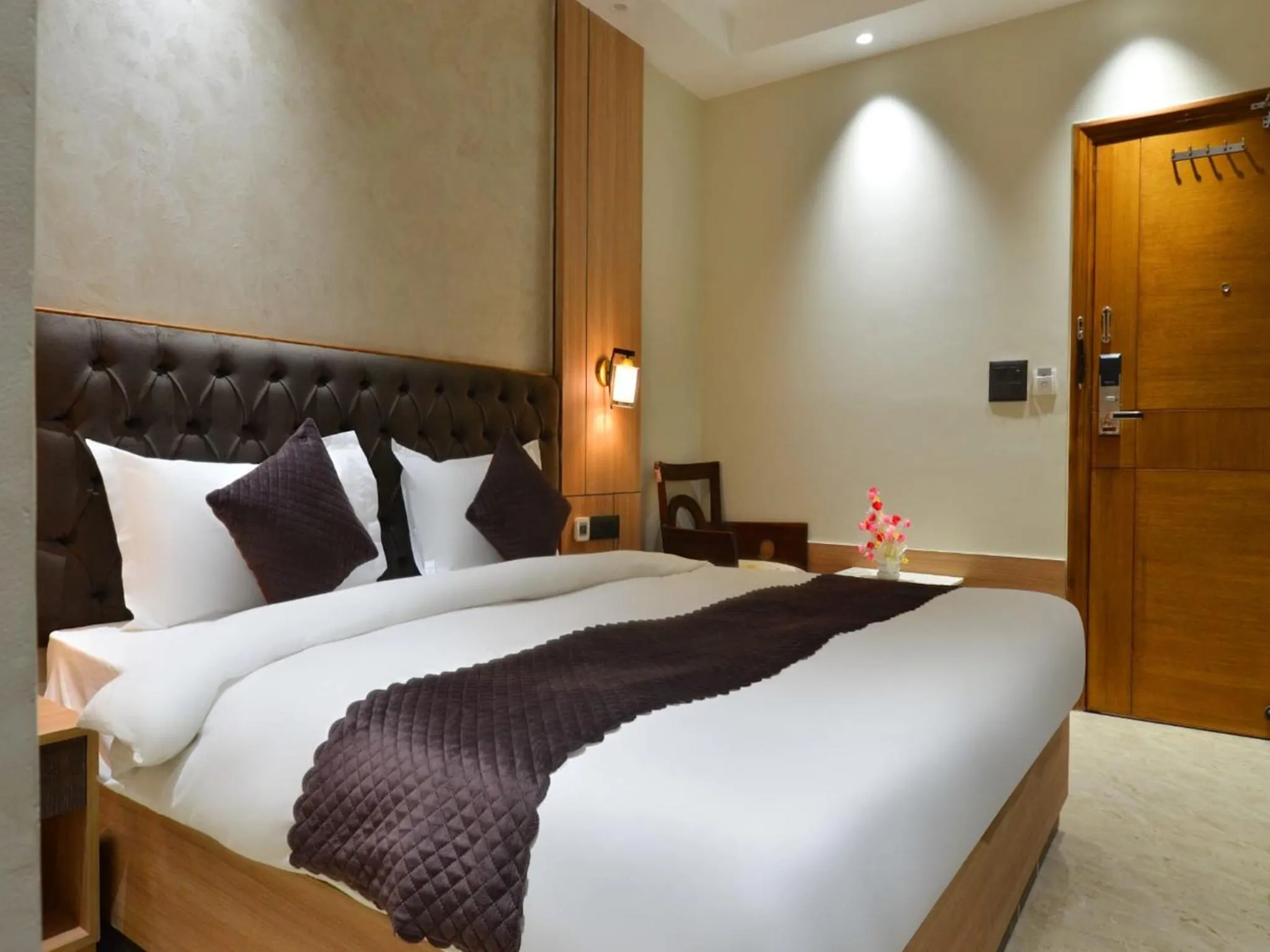 Bedroom, Bed in Hotel Maya Cottage - 2 min from New Delhi Railway Station