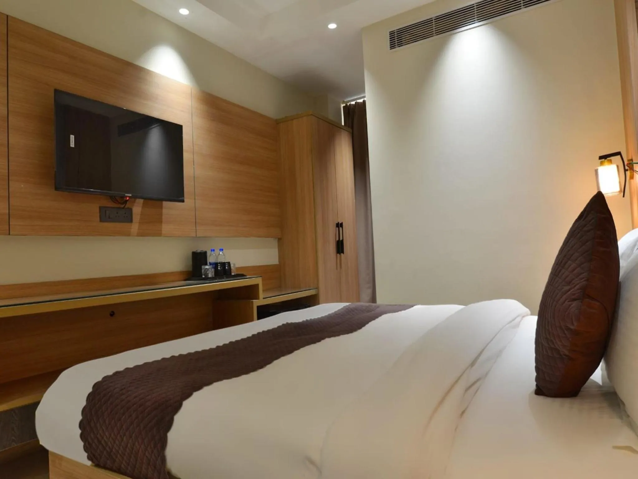 Bedroom, Bed in Hotel Maya Cottage - 2 min from New Delhi Railway Station