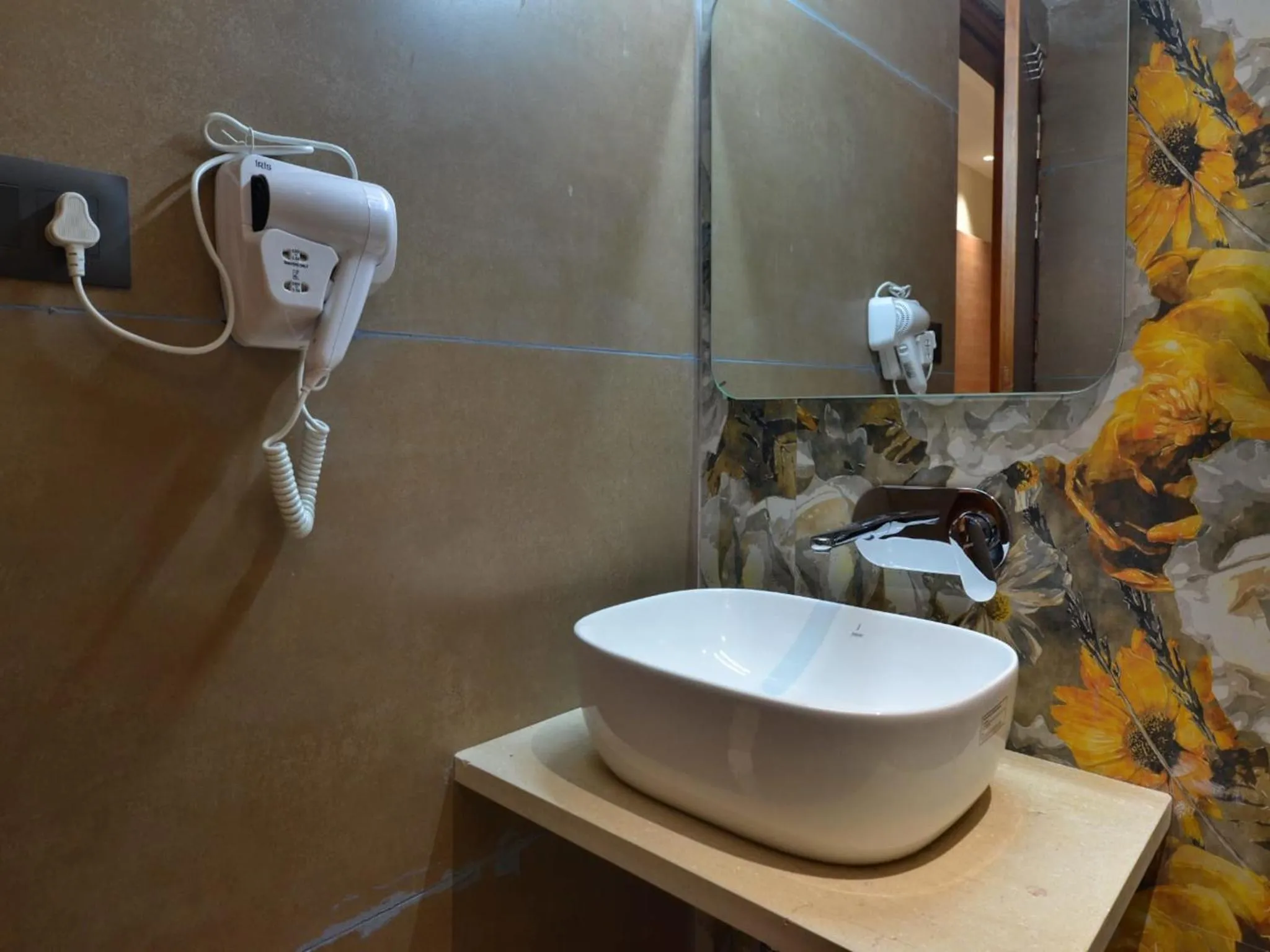Bathroom in Hotel Maya Cottage - 2 min from New Delhi Railway Station