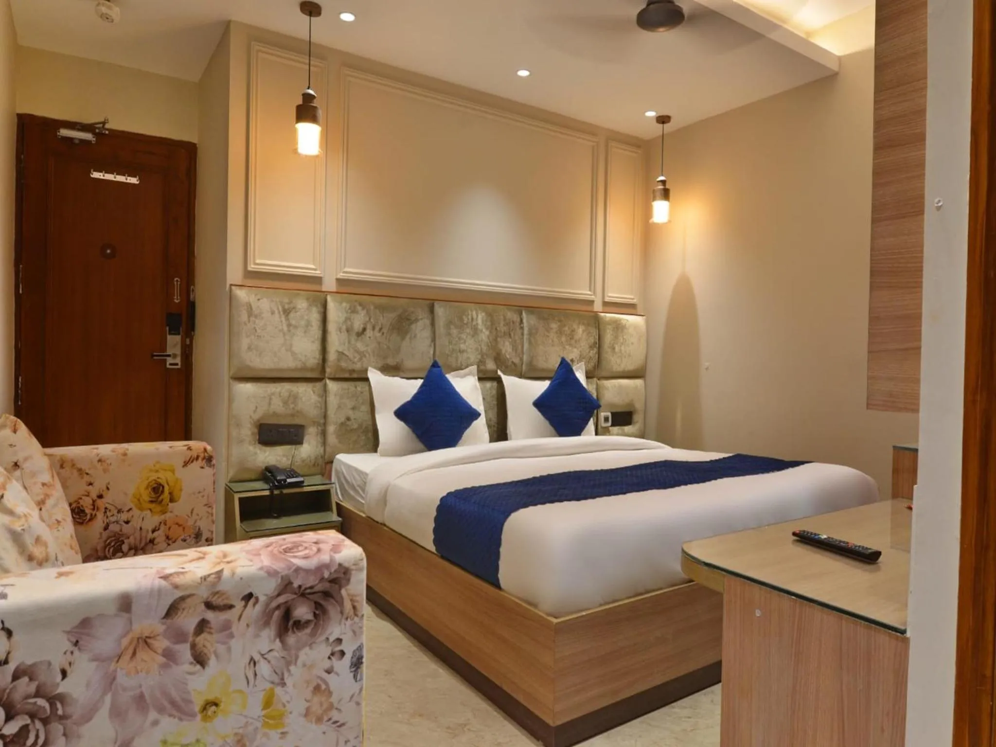 Bedroom, Bed in Hotel Maya Cottage - 2 min from New Delhi Railway Station