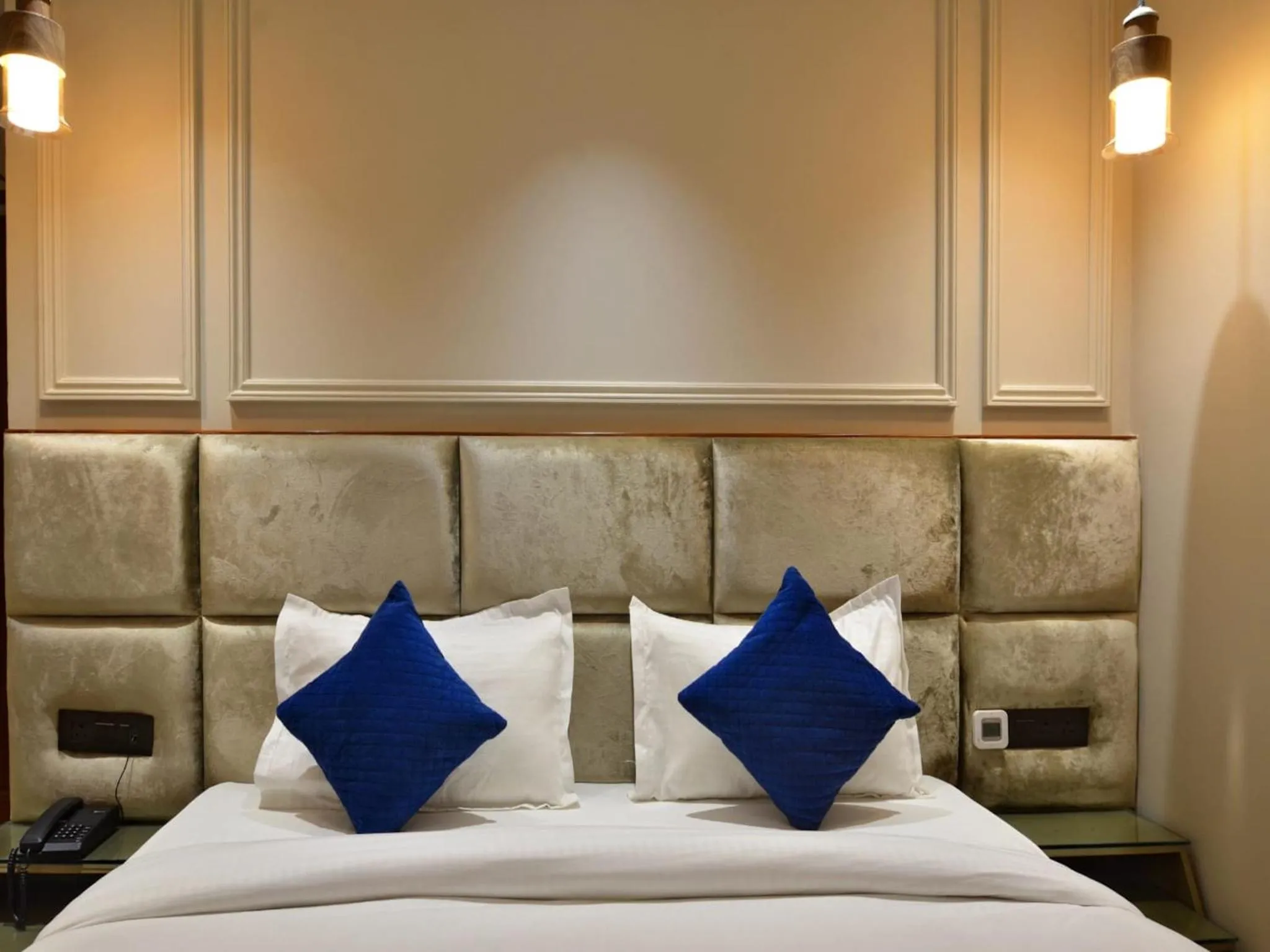 Bedroom, Bed in Hotel Maya Cottage - 2 min from New Delhi Railway Station