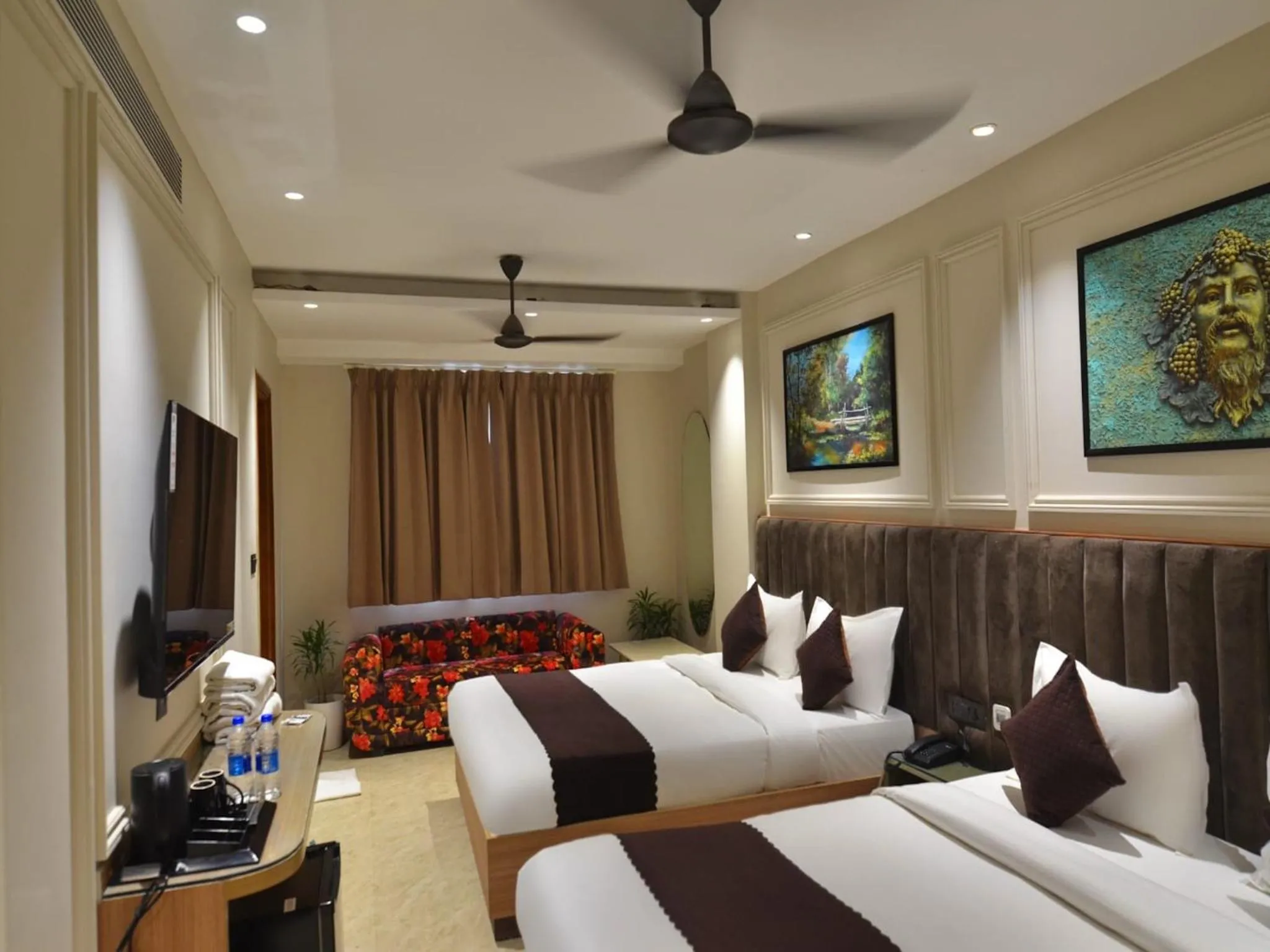 Bedroom, Bed in Hotel Maya Cottage - 2 min from New Delhi Railway Station