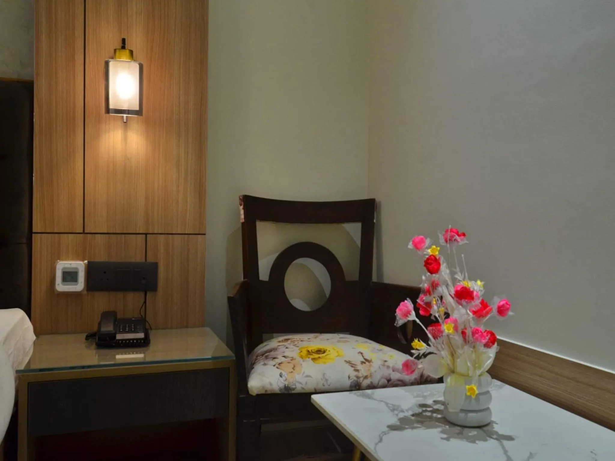 Bedroom, Bed in Hotel Maya Cottage - 2 min from New Delhi Railway Station