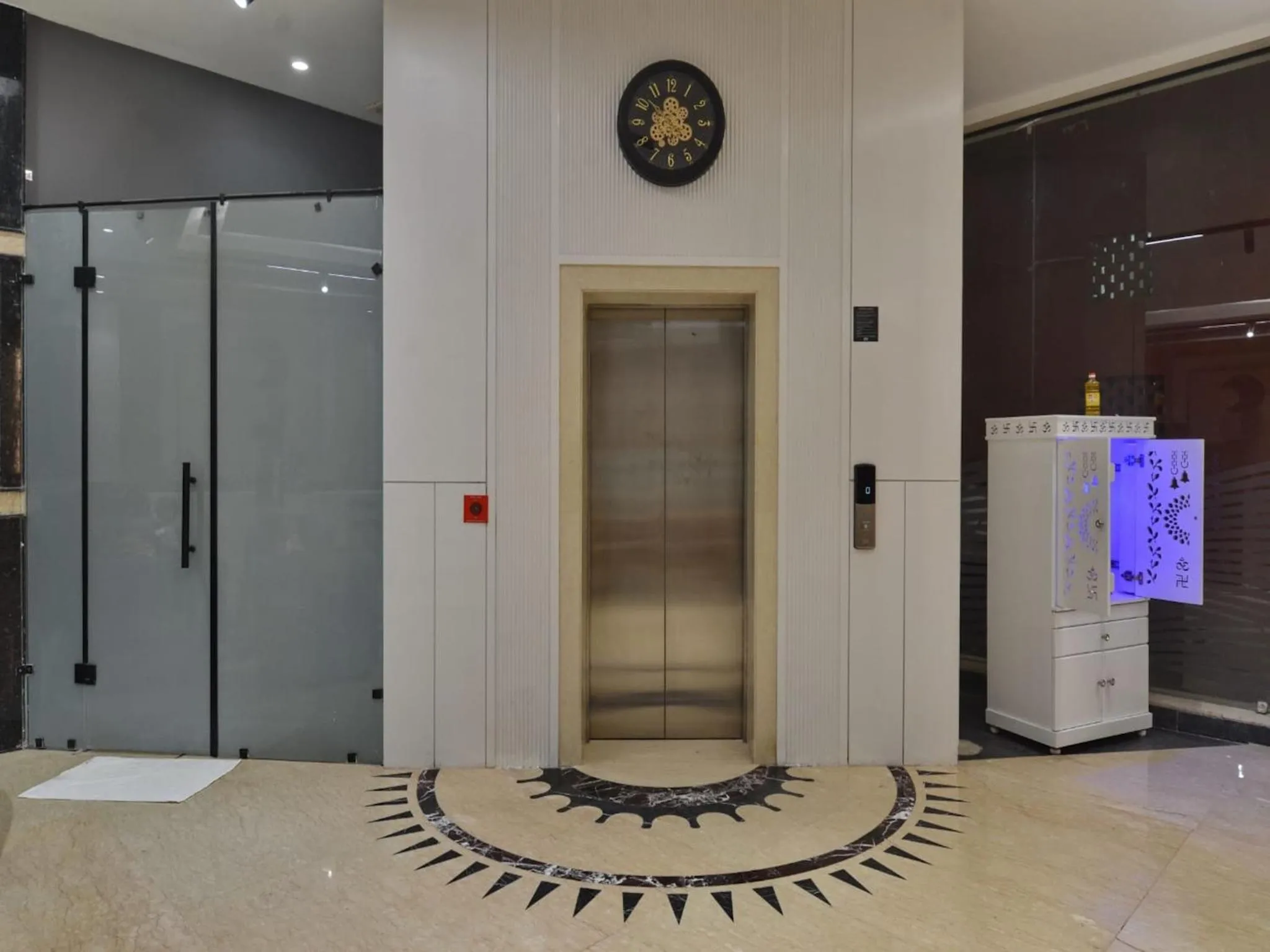 elevator in Hotel Maya Cottage - 2 min from New Delhi Railway Station