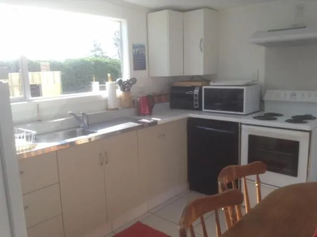 Communal kitchen in Noah's Boutique Accommodation Moeraki