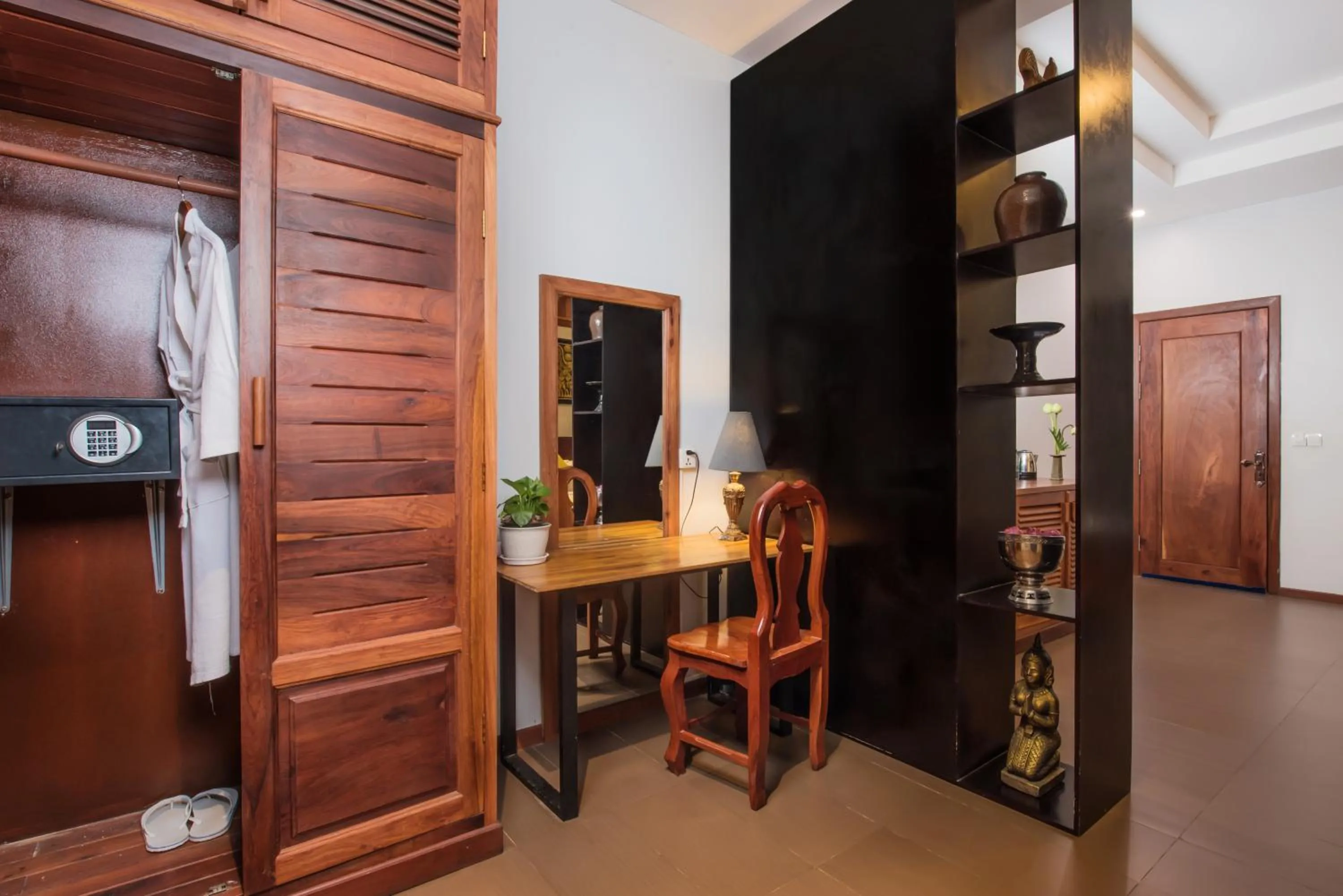 Guests in Samnak Lounge