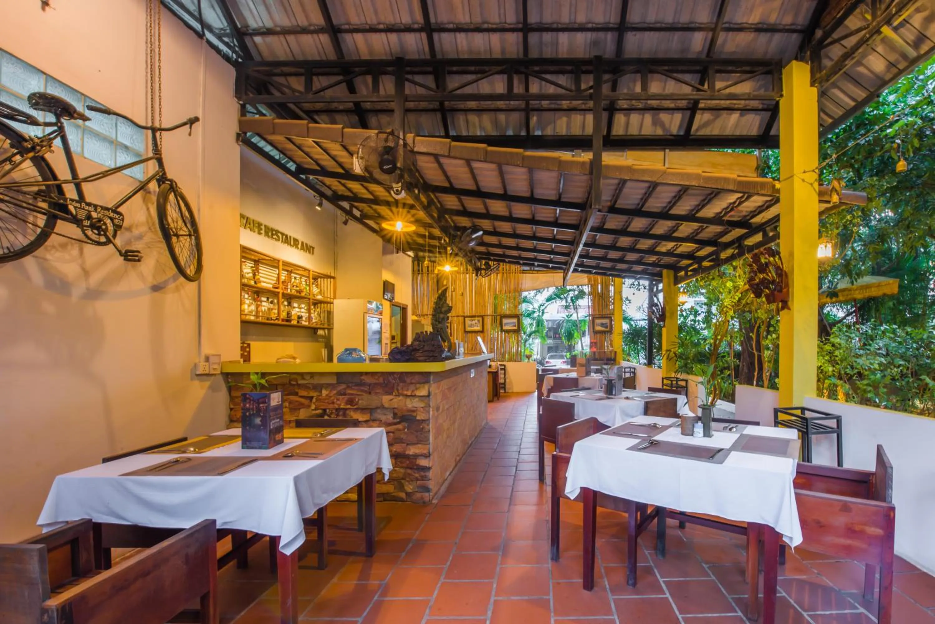 Restaurant/places to eat in Samnak Lounge