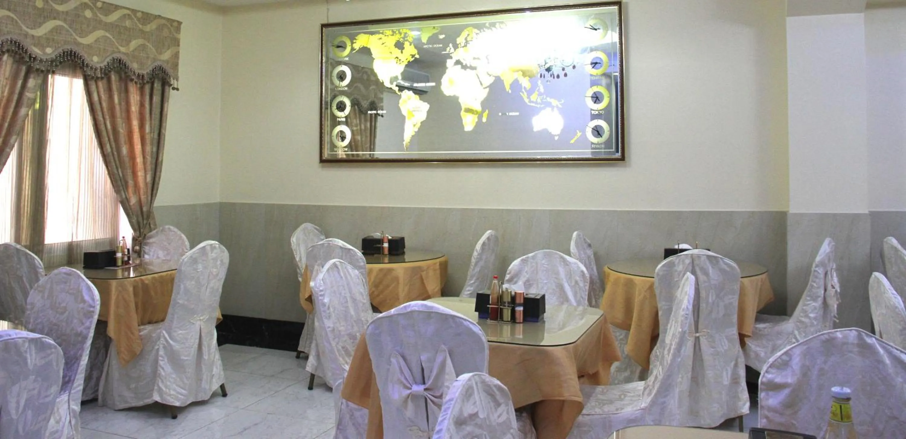 Restaurant/places to eat in Al Ahrar Hotel