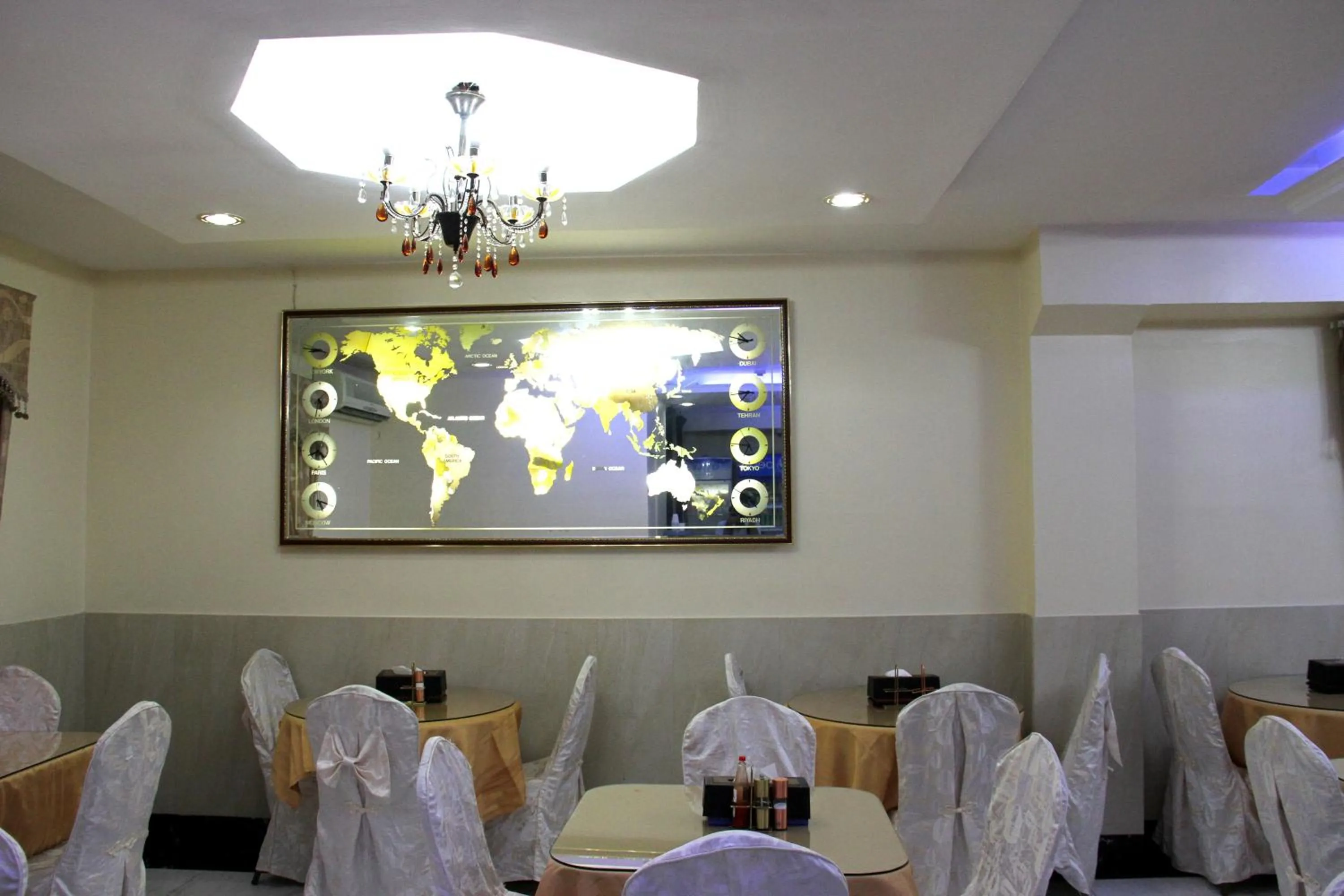 Restaurant/places to eat in Al Ahrar Hotel
