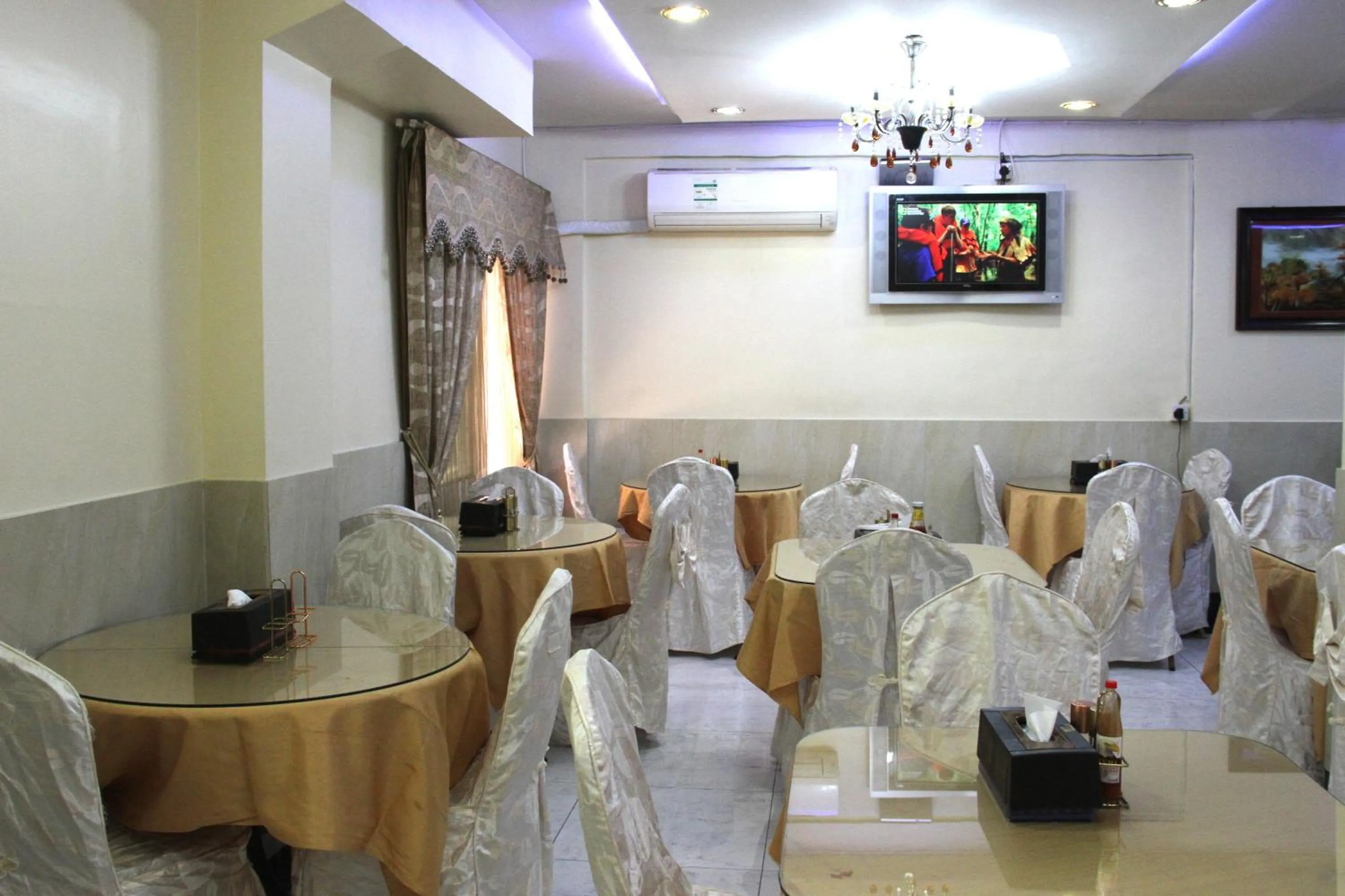 Restaurant/places to eat in Al Ahrar Hotel