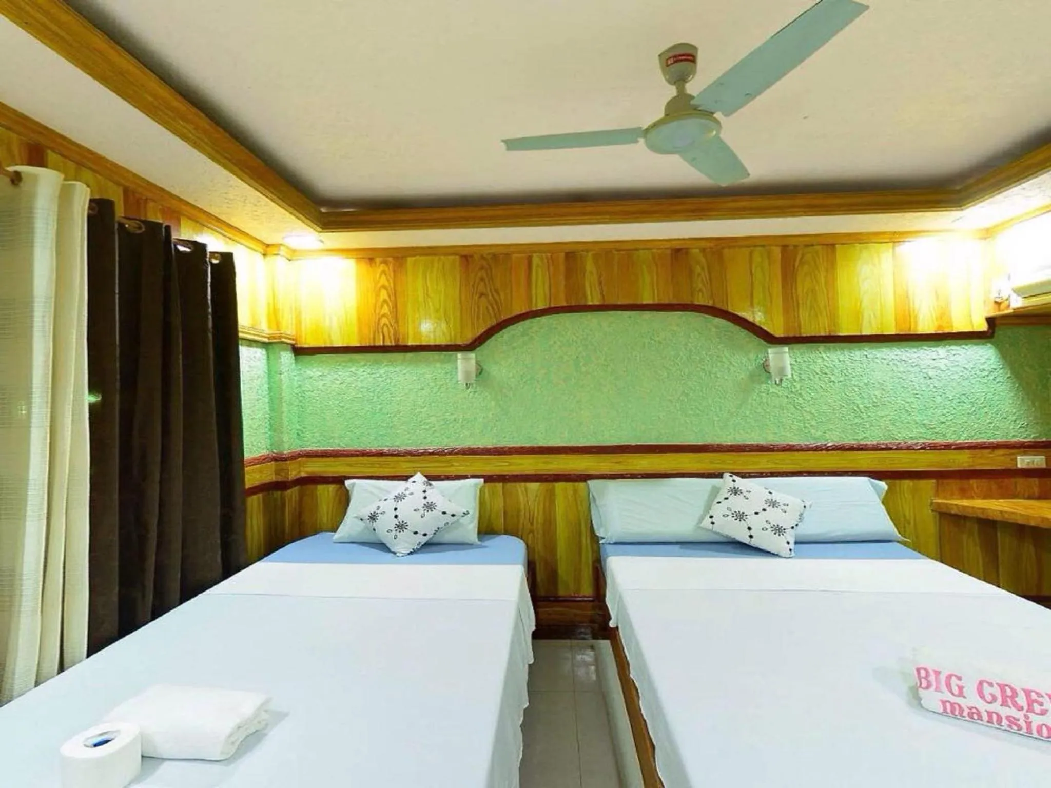 Photo of the whole room in Big Creek Mansion