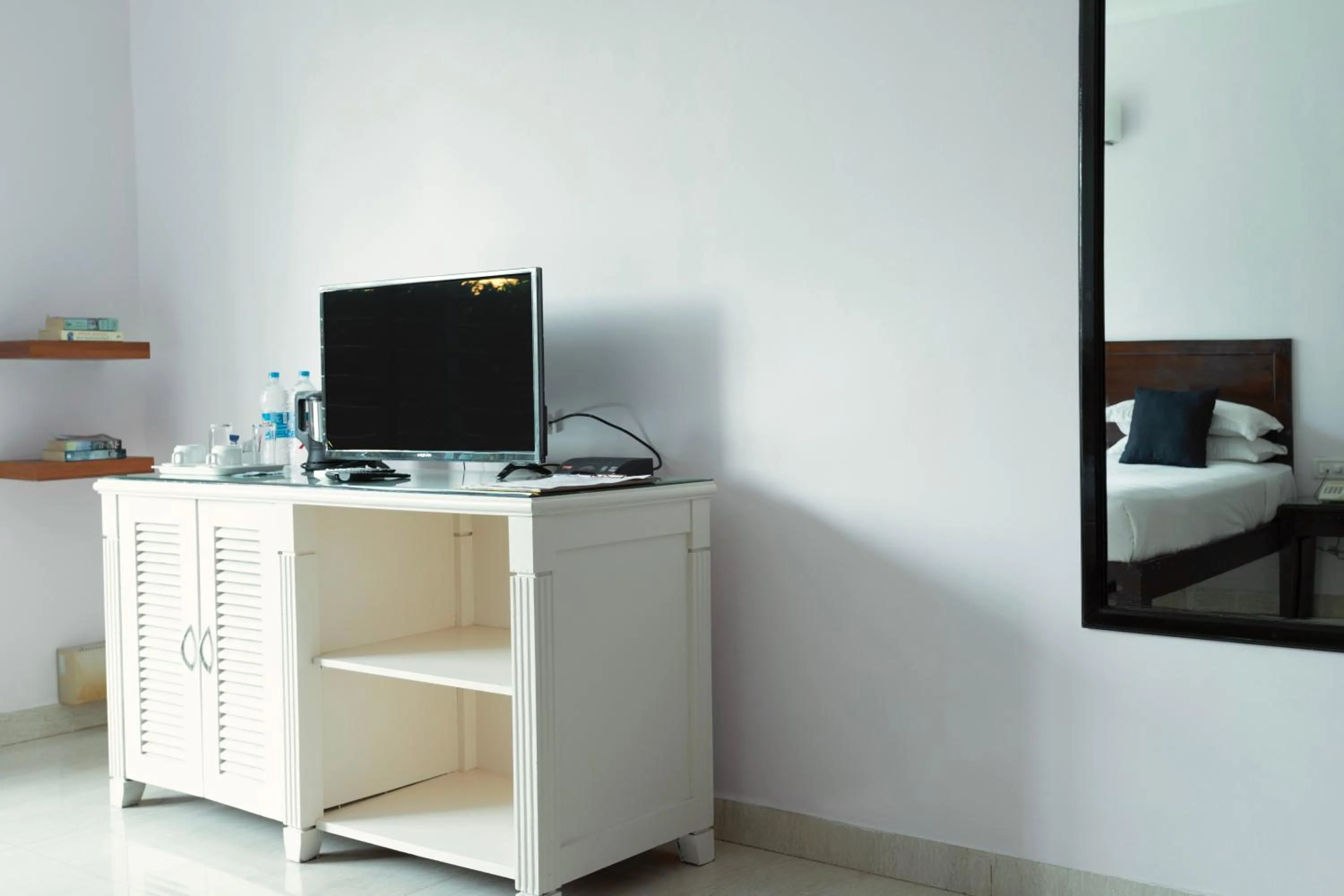 TV and multimedia in Arotel Rooms & Suites