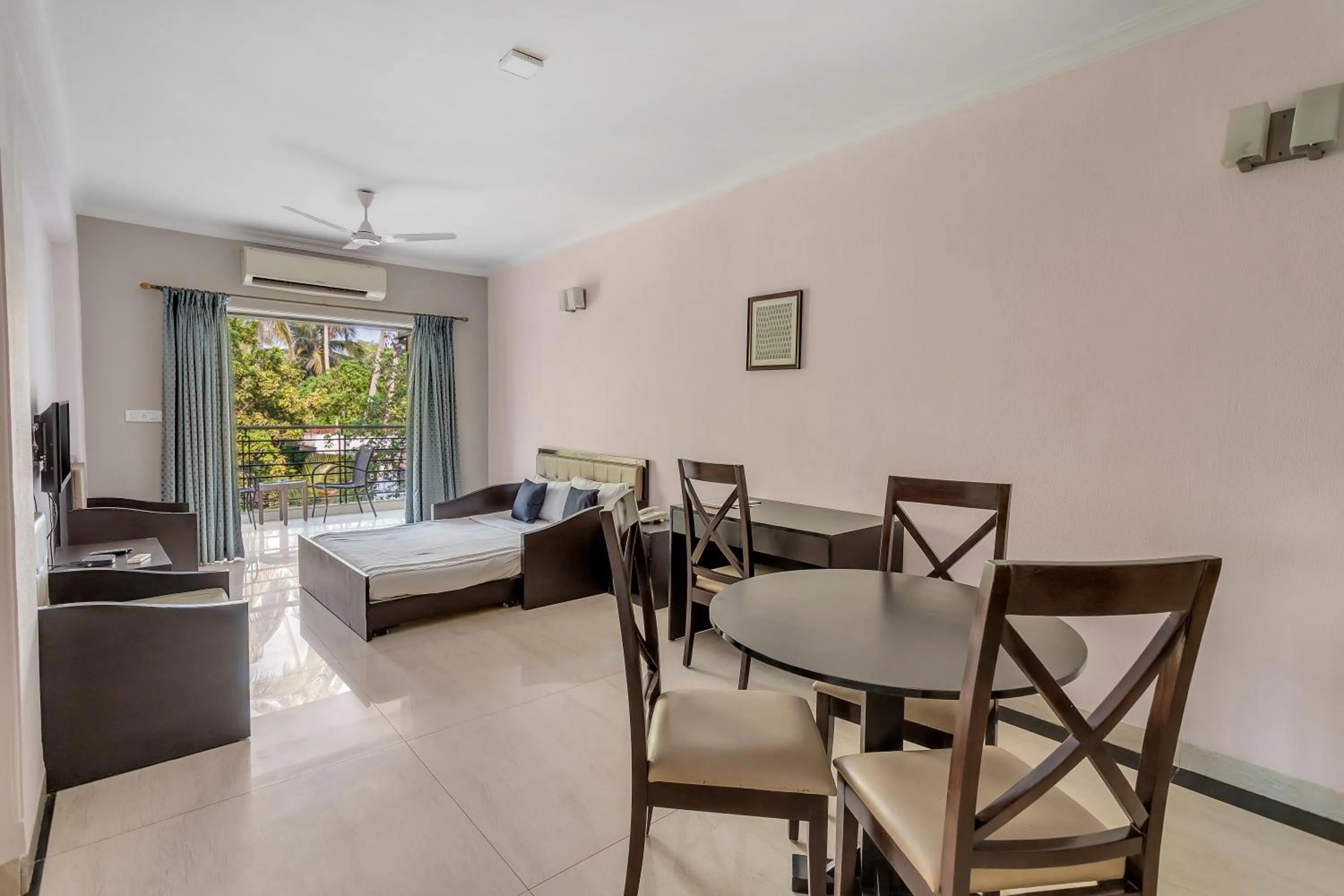 Dining area, Bed in Arotel Rooms & Suites