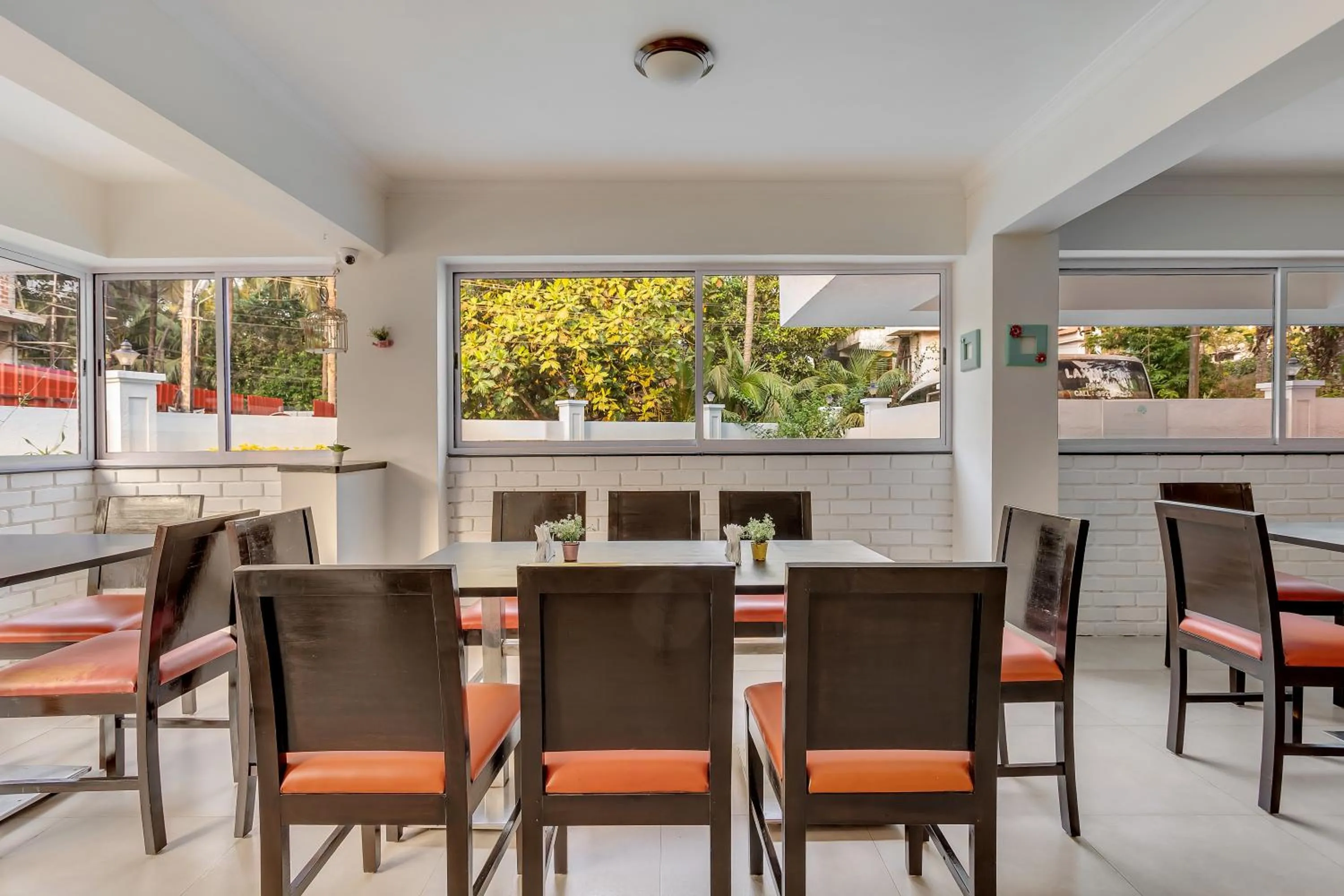 Restaurant/places to eat in Arotel Rooms & Suites