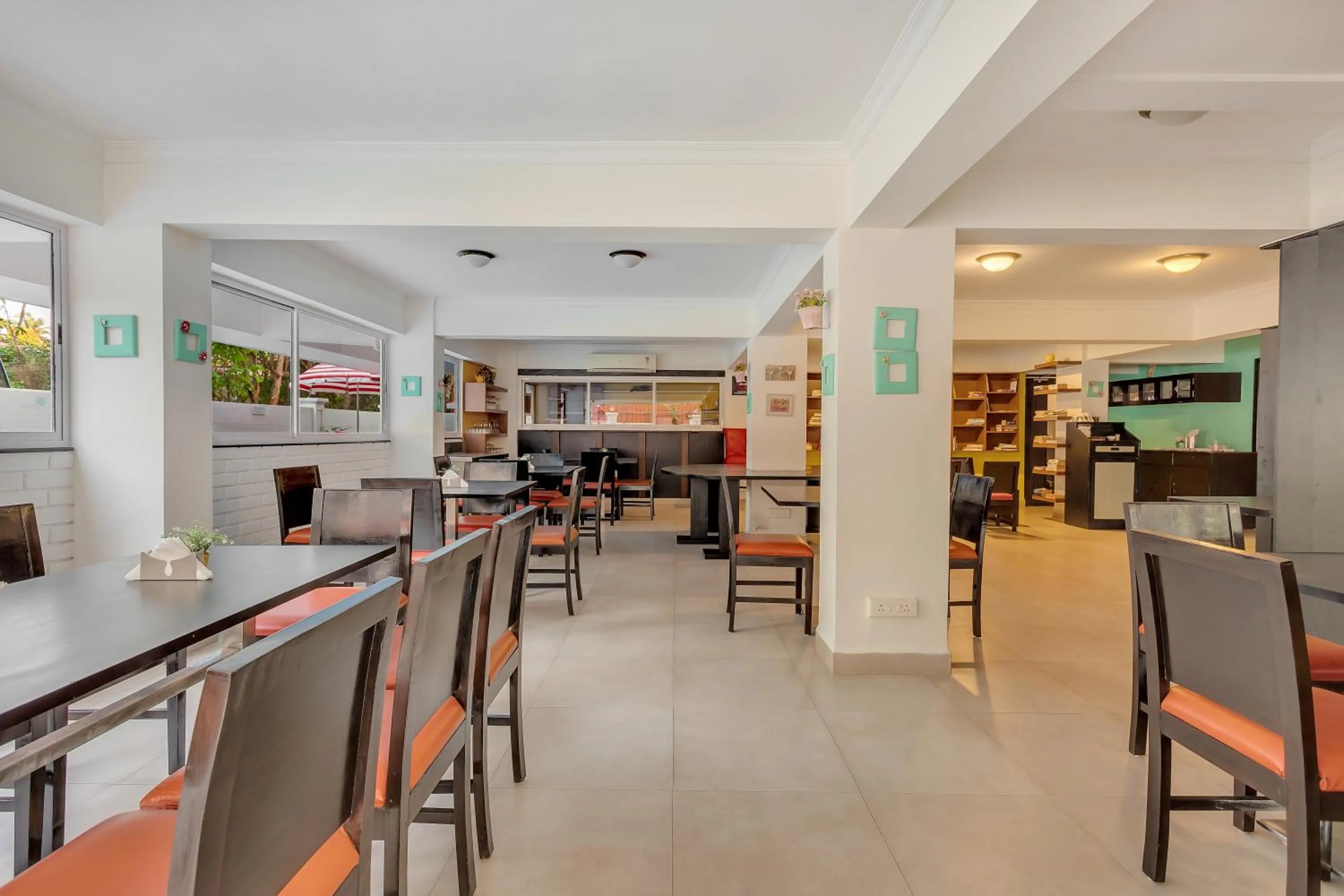 Restaurant/places to eat in Arotel Rooms & Suites