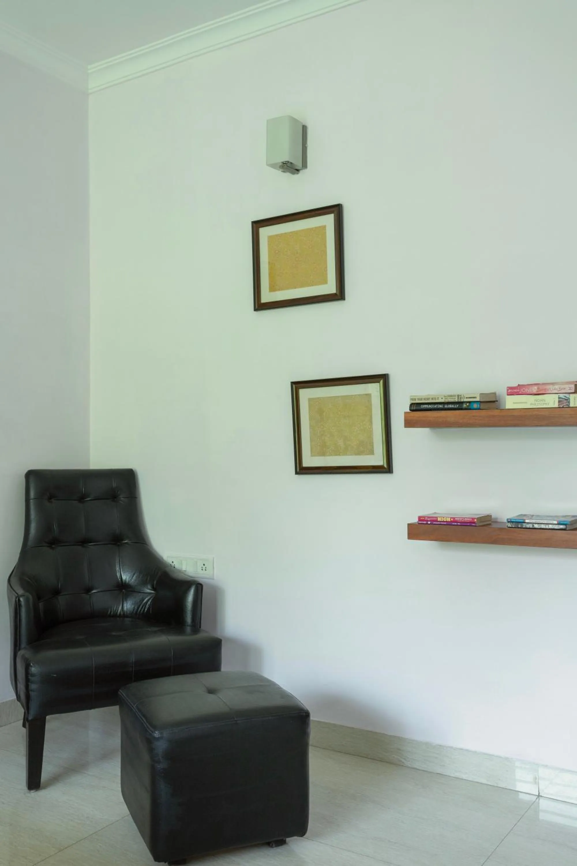 Seating area in Arotel Rooms & Suites