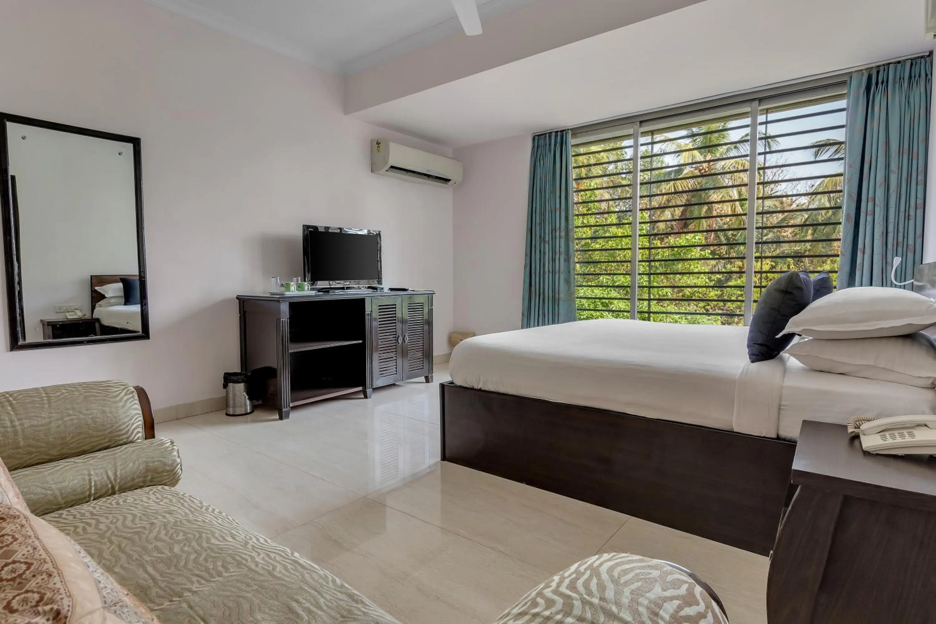 TV and multimedia, Bed in Arotel Rooms & Suites