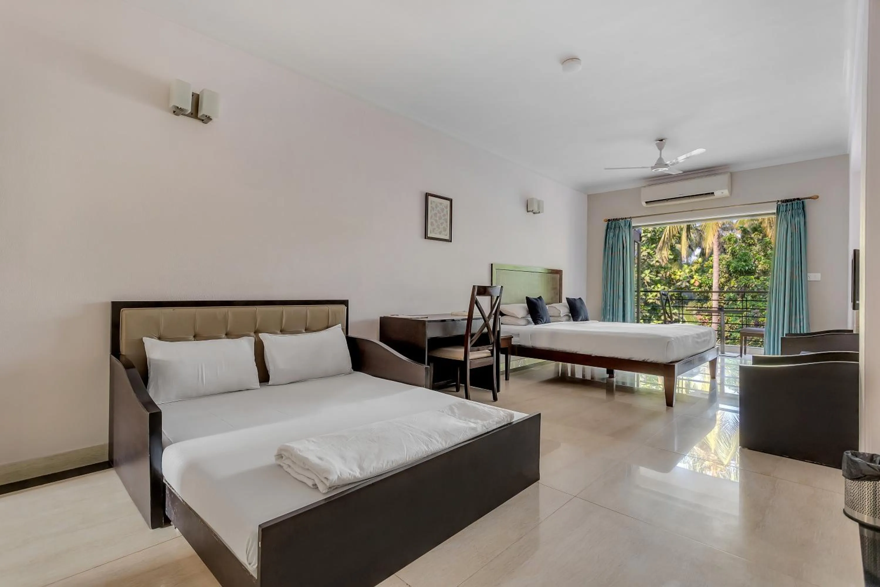 Living room, Bed in Arotel Rooms & Suites