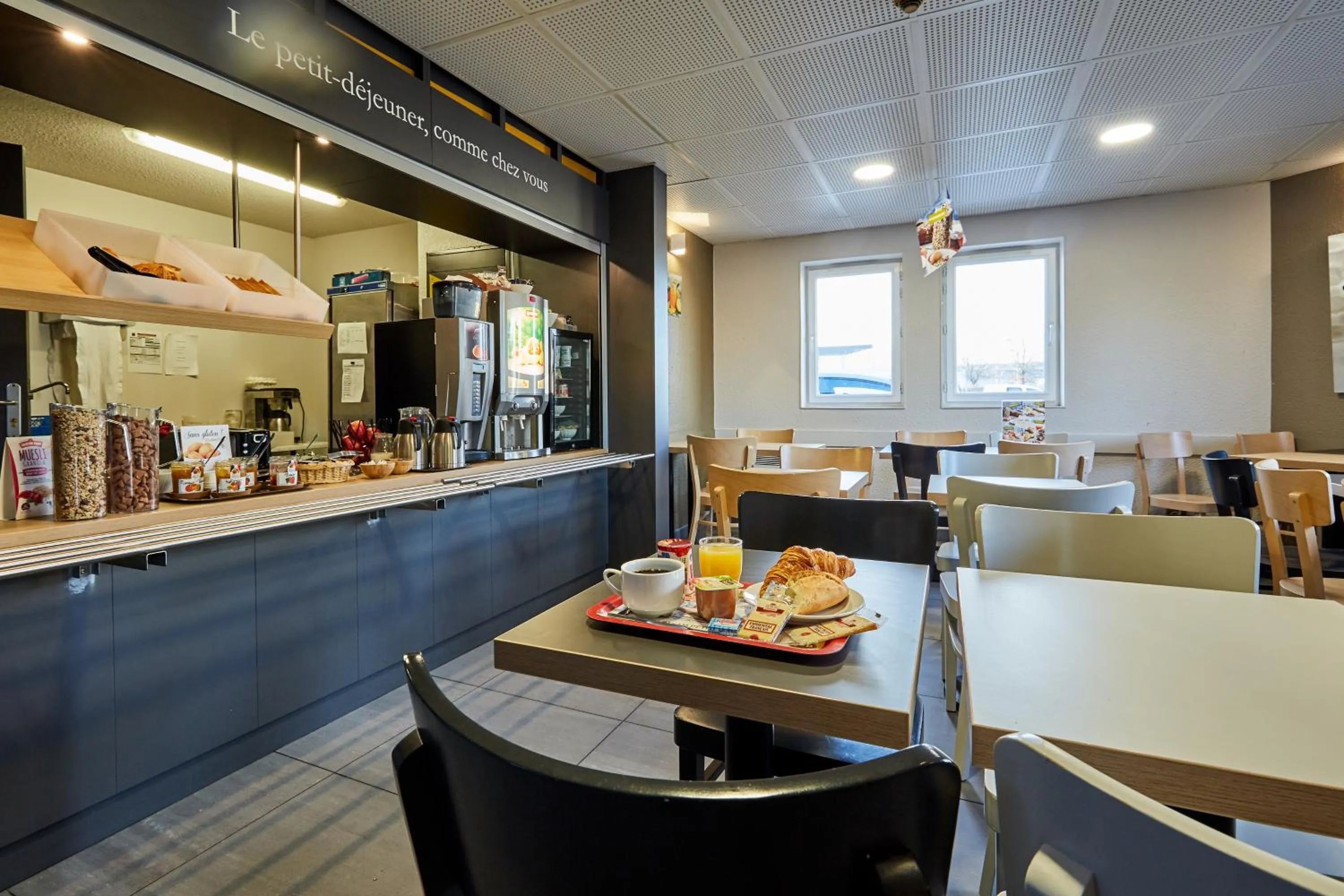 Buffet breakfast in B&B HOTEL Le Havre Harfleur 2