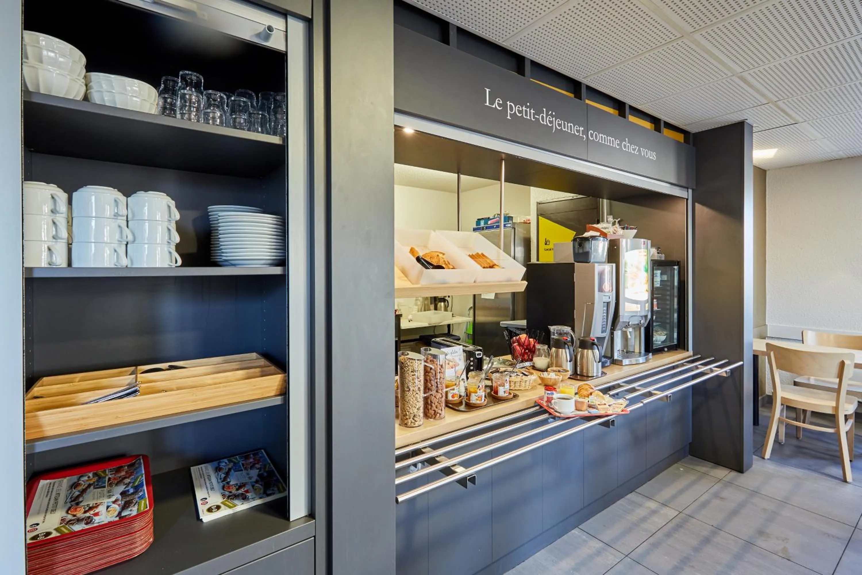 Buffet breakfast in B&B HOTEL Le Havre Harfleur 2