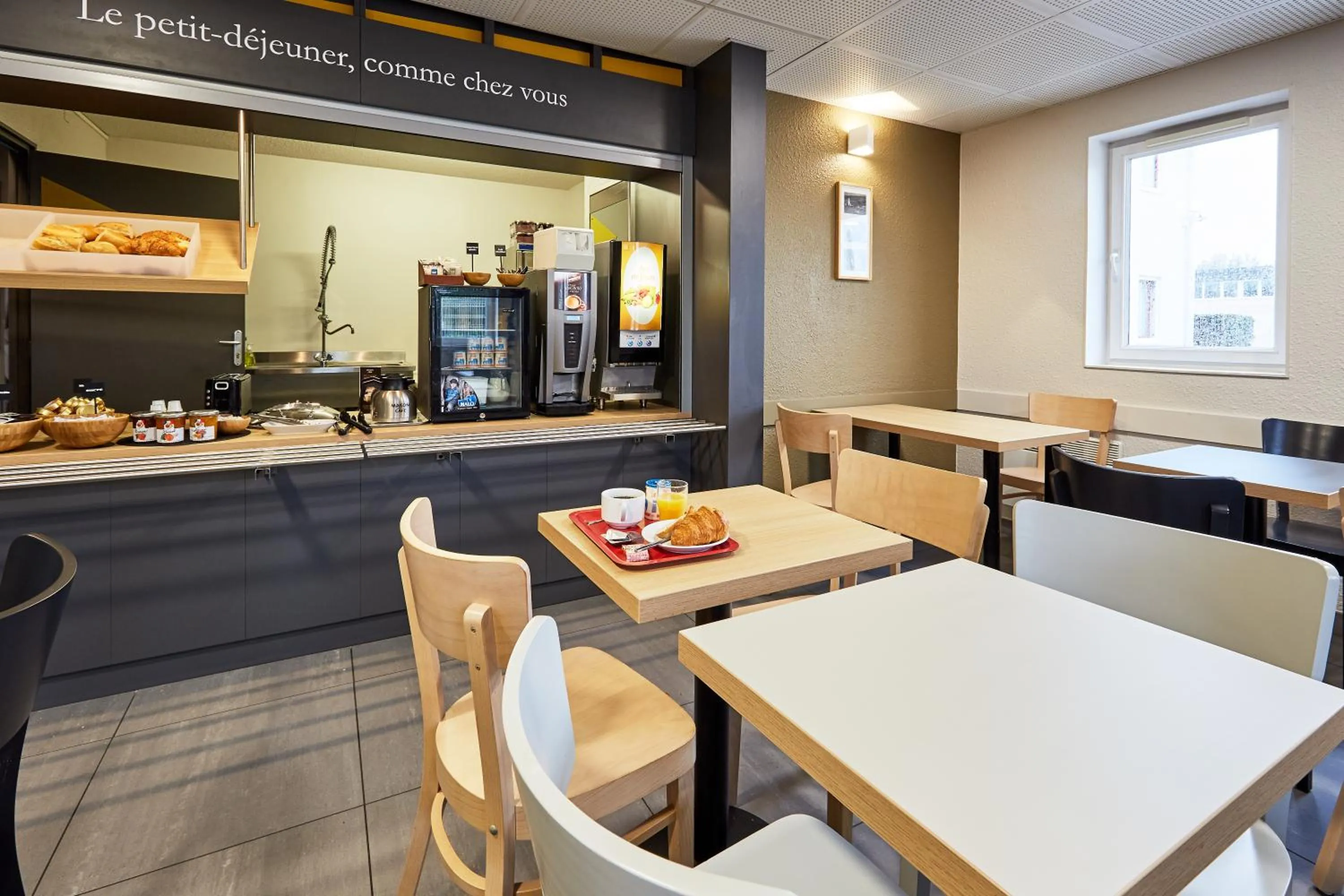 Breakfast in B&B HOTEL Le Havre Harfleur 2