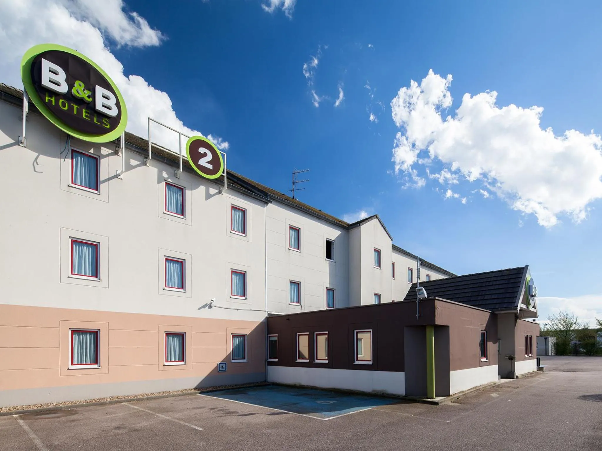 Facade/entrance in B&B HOTEL Le Havre Harfleur 2