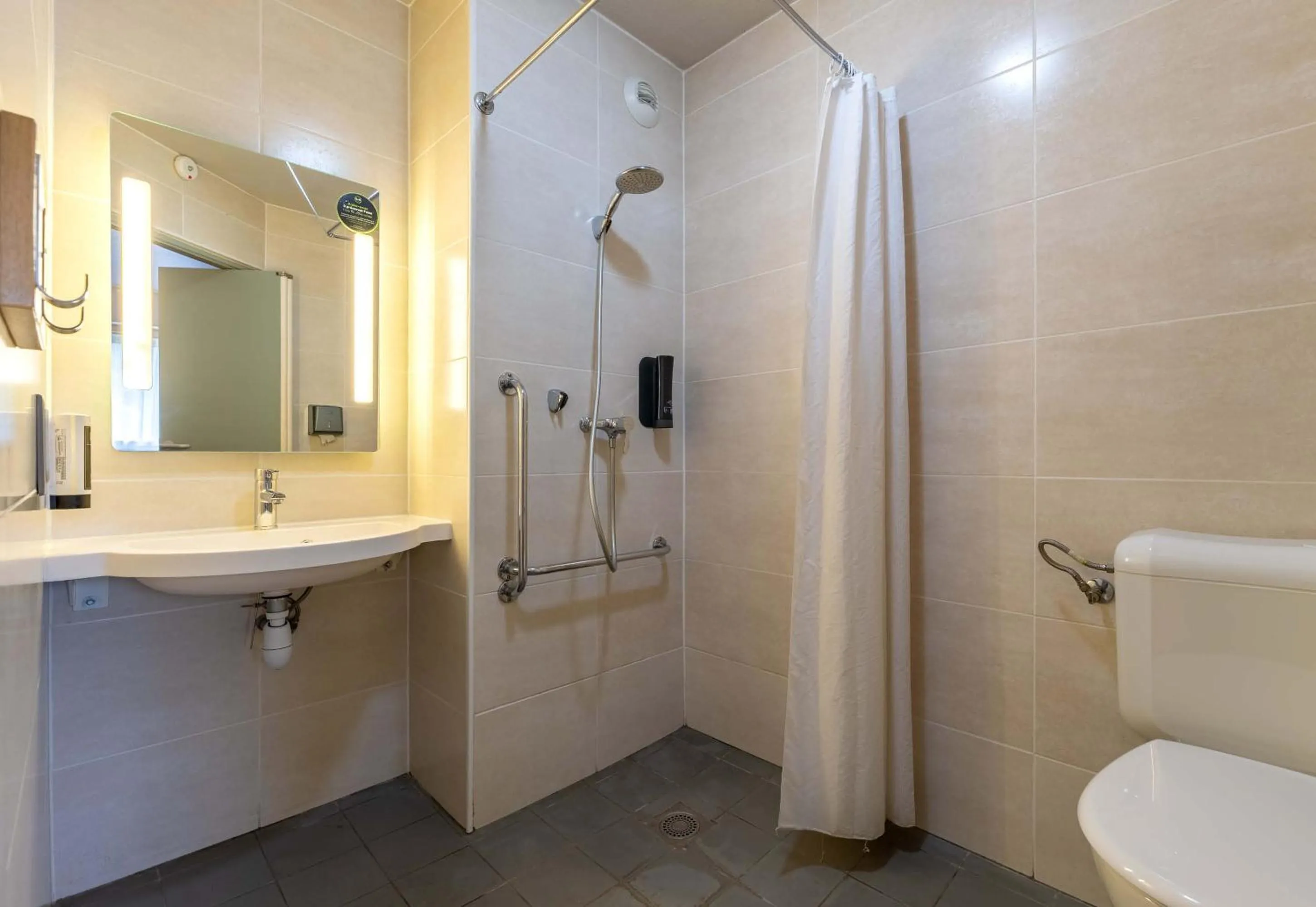 Bathroom in B&B HOTEL Le Havre Harfleur 2