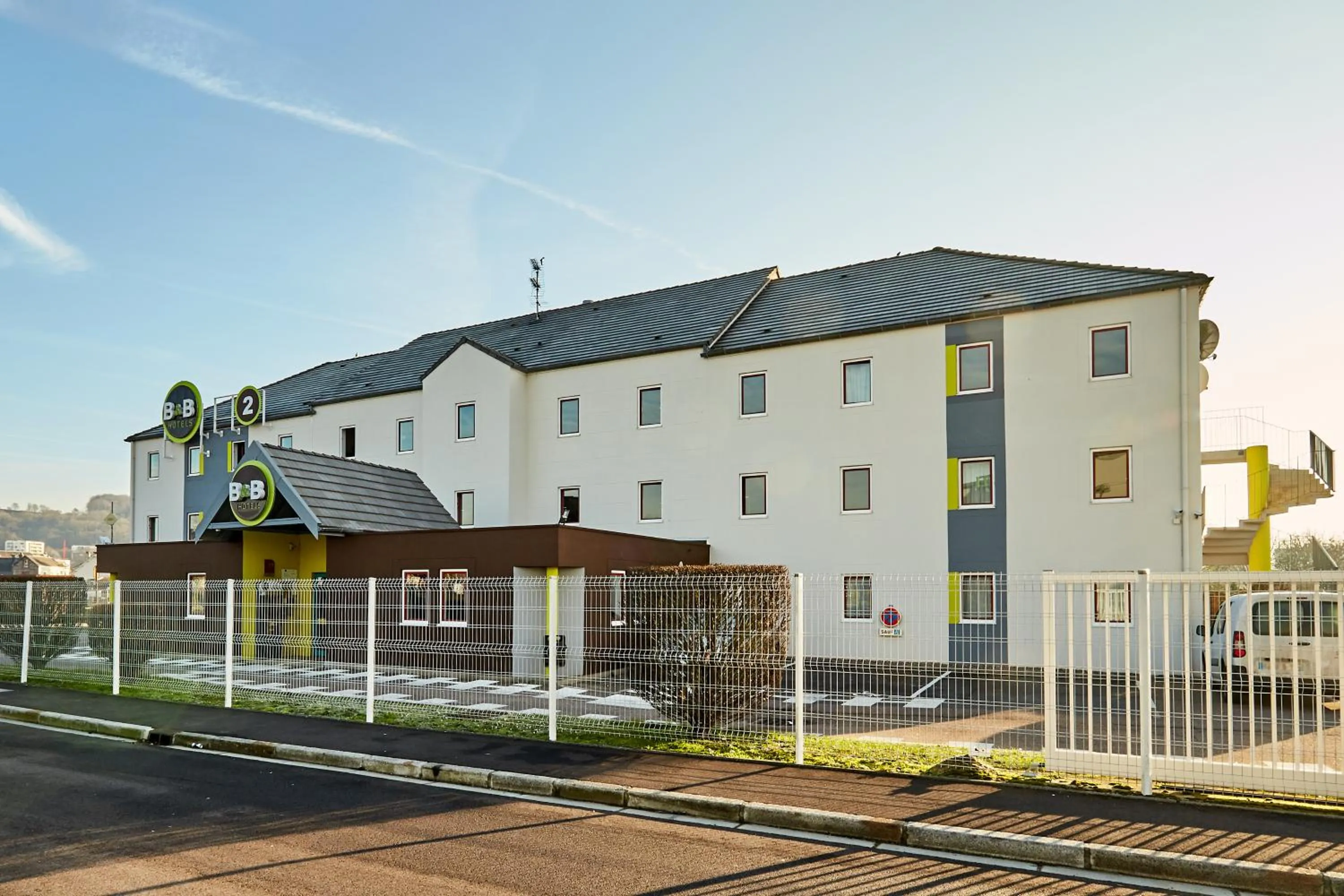 Facade/entrance in B&B HOTEL Le Havre Harfleur 2