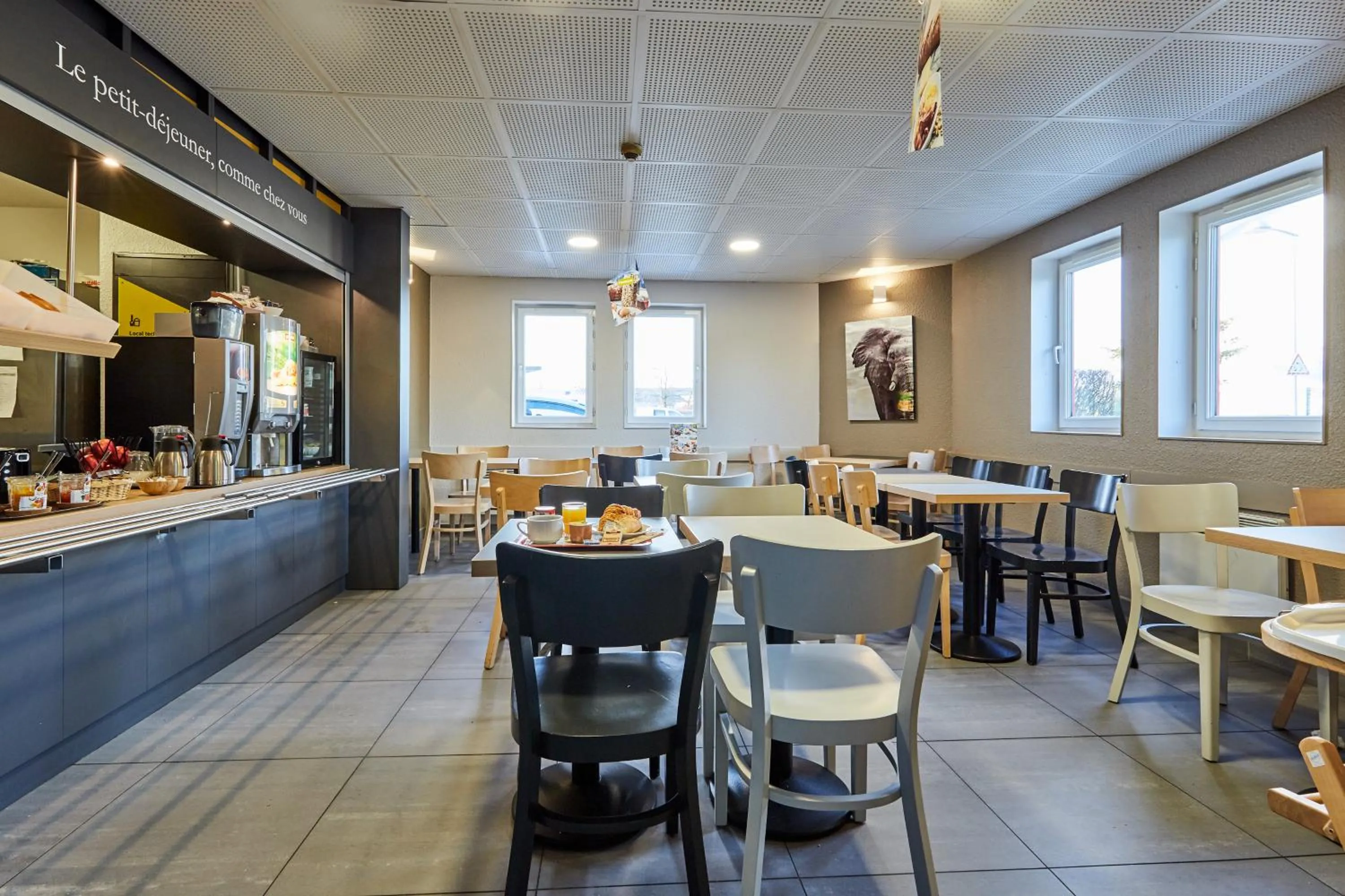 Buffet breakfast in B&B HOTEL Le Havre Harfleur 2