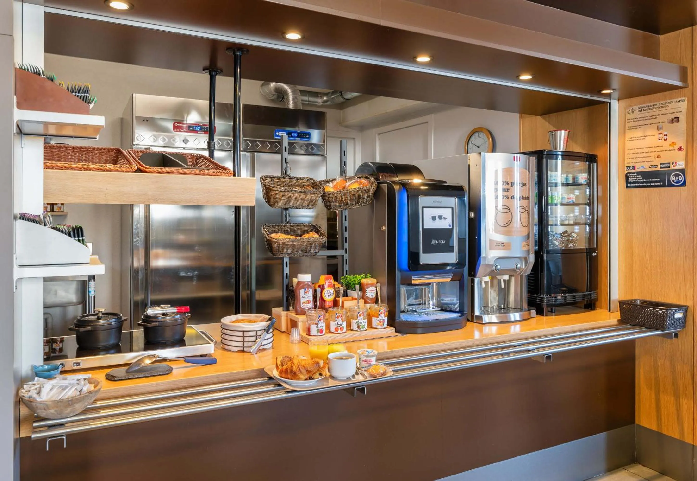 Buffet breakfast in B&B HOTEL Lyon Saint-Bonnet Mi-Plaine