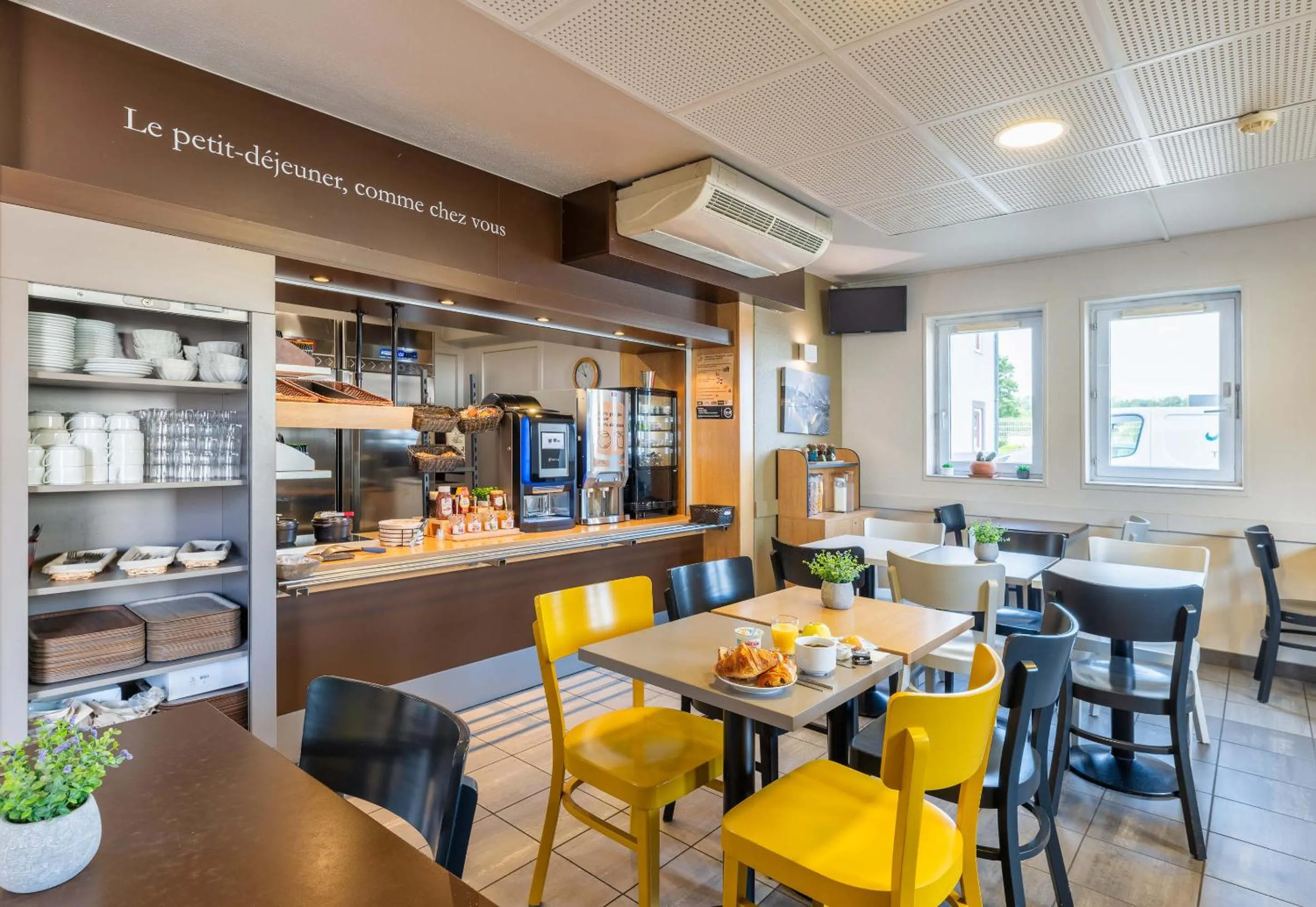 Buffet breakfast in B&B HOTEL Lyon Saint-Bonnet Mi-Plaine