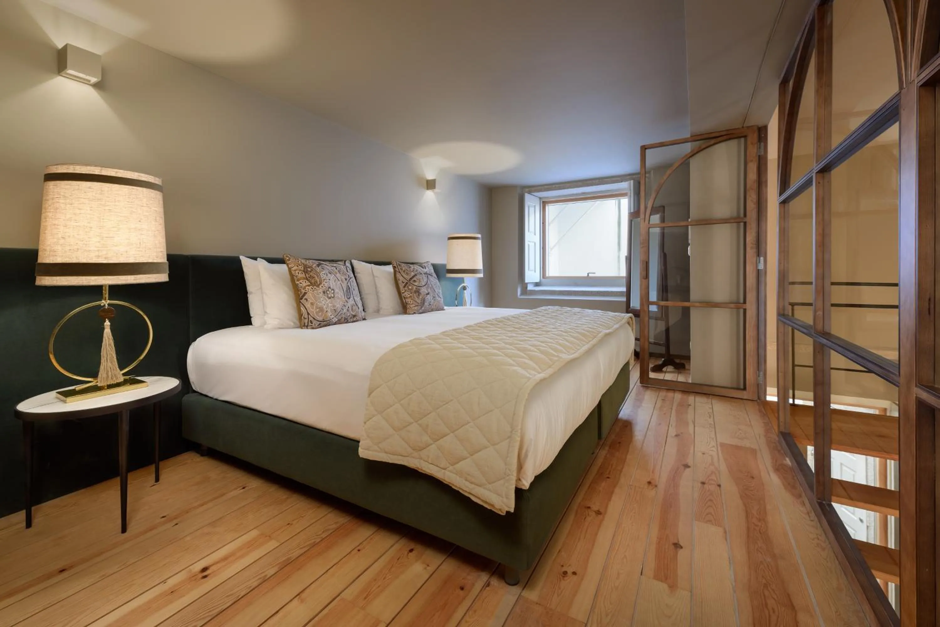 Photo of the whole room, Bed in Condes de Azevedo Palace Apartments