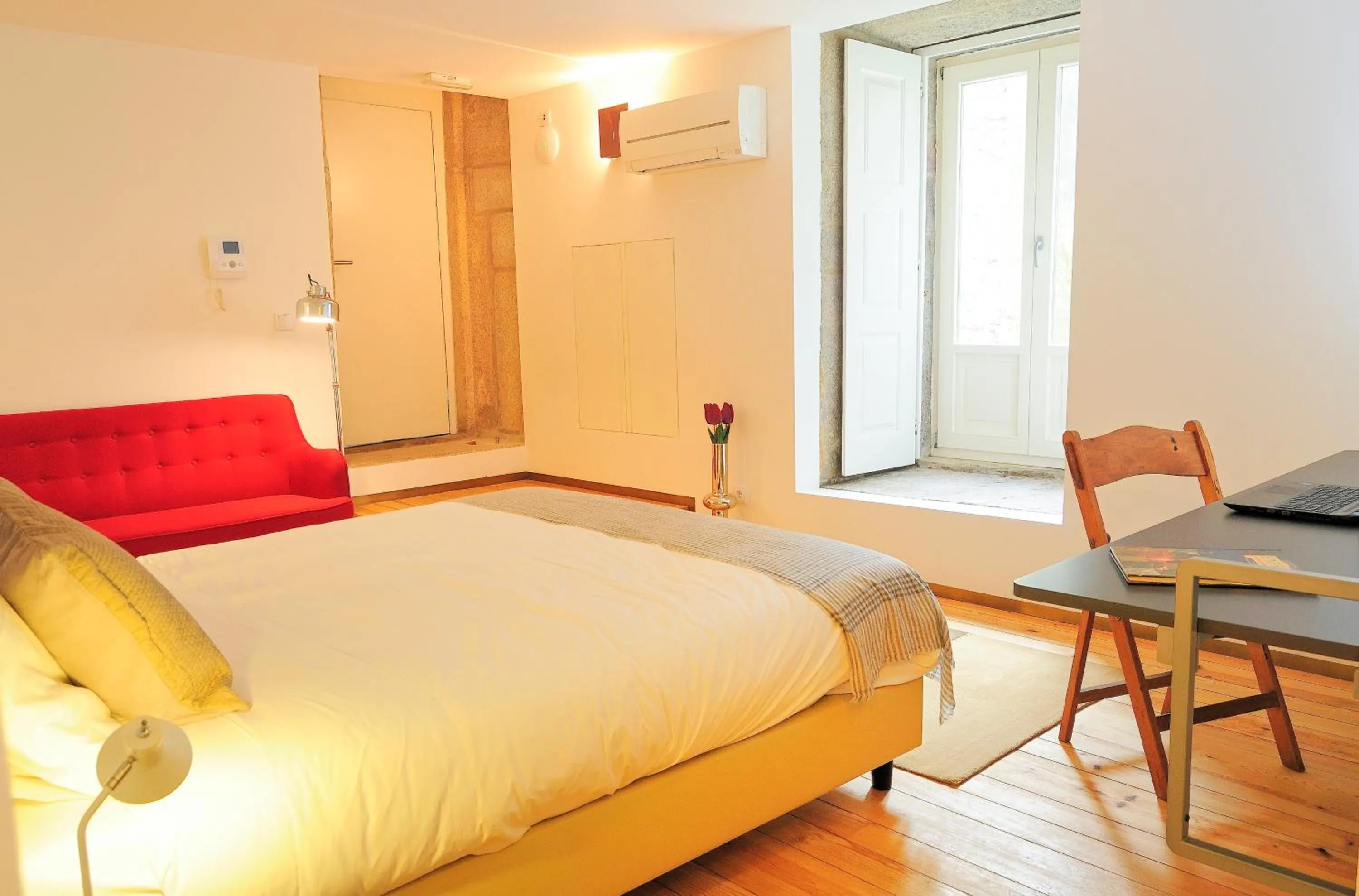 Living room, Bed in Condes de Azevedo Palace Apartments