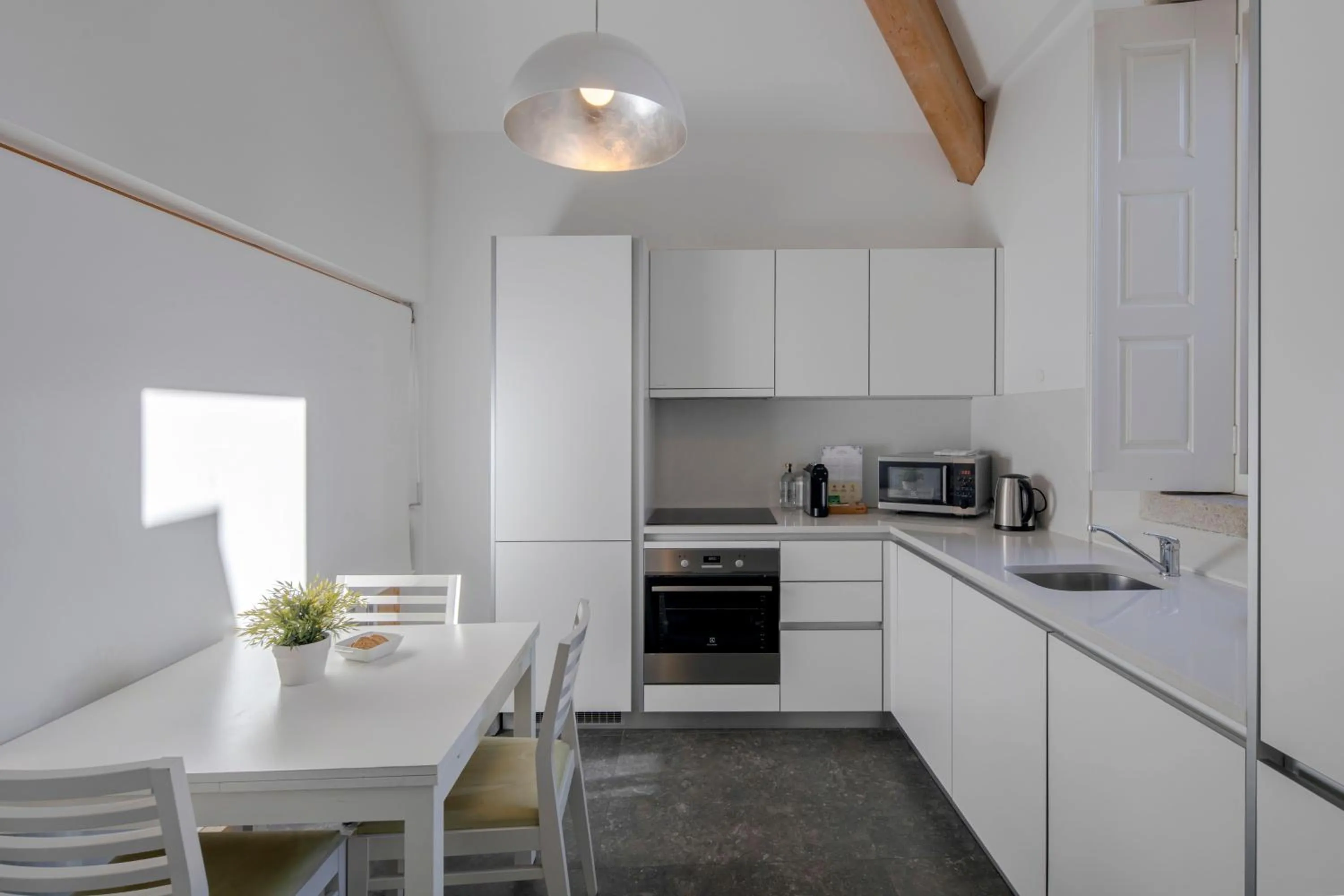 Coffee/tea facilities in Condes de Azevedo Palace Apartments