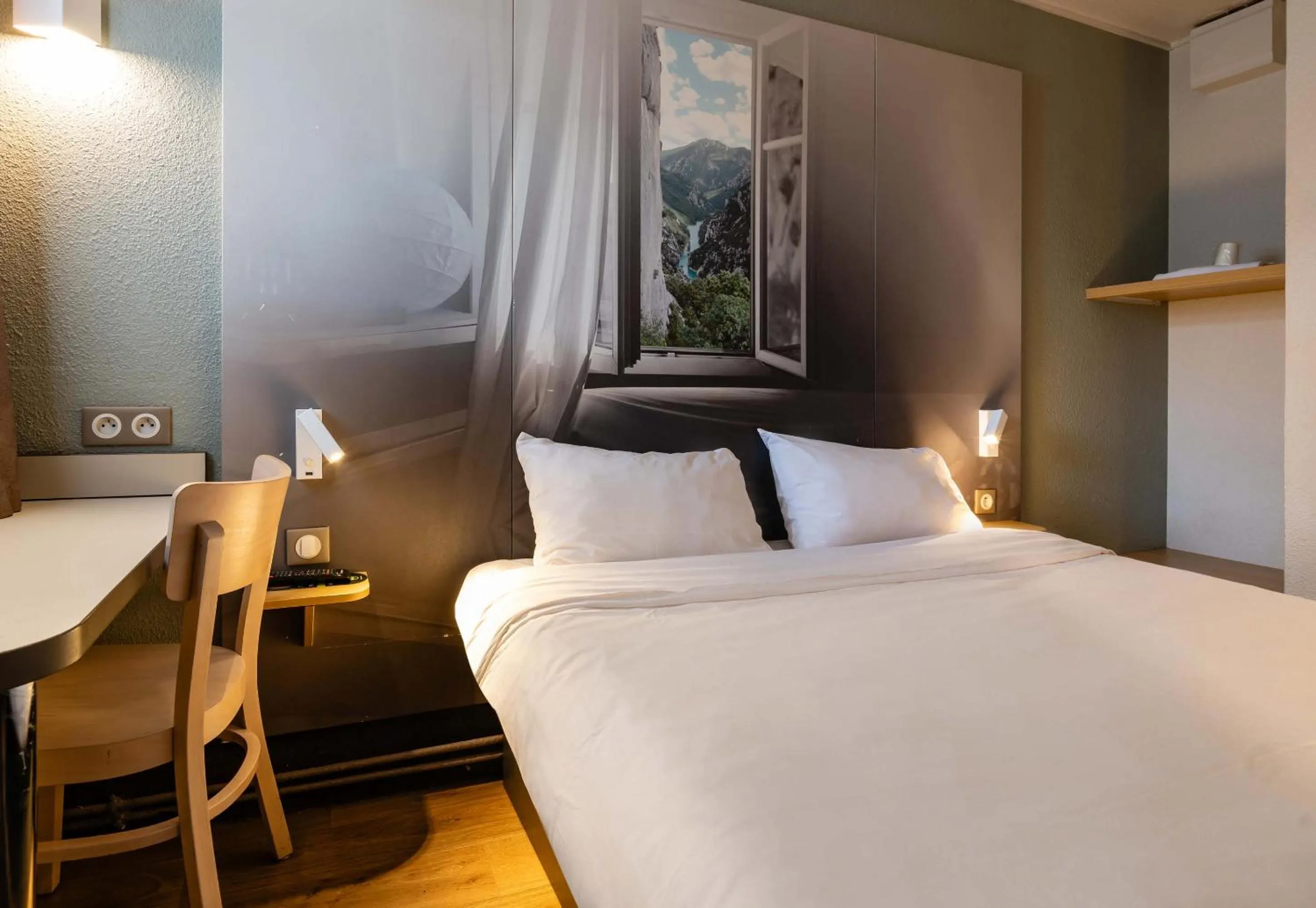 Bedroom, Bed in B&B HOTEL Valence Nord