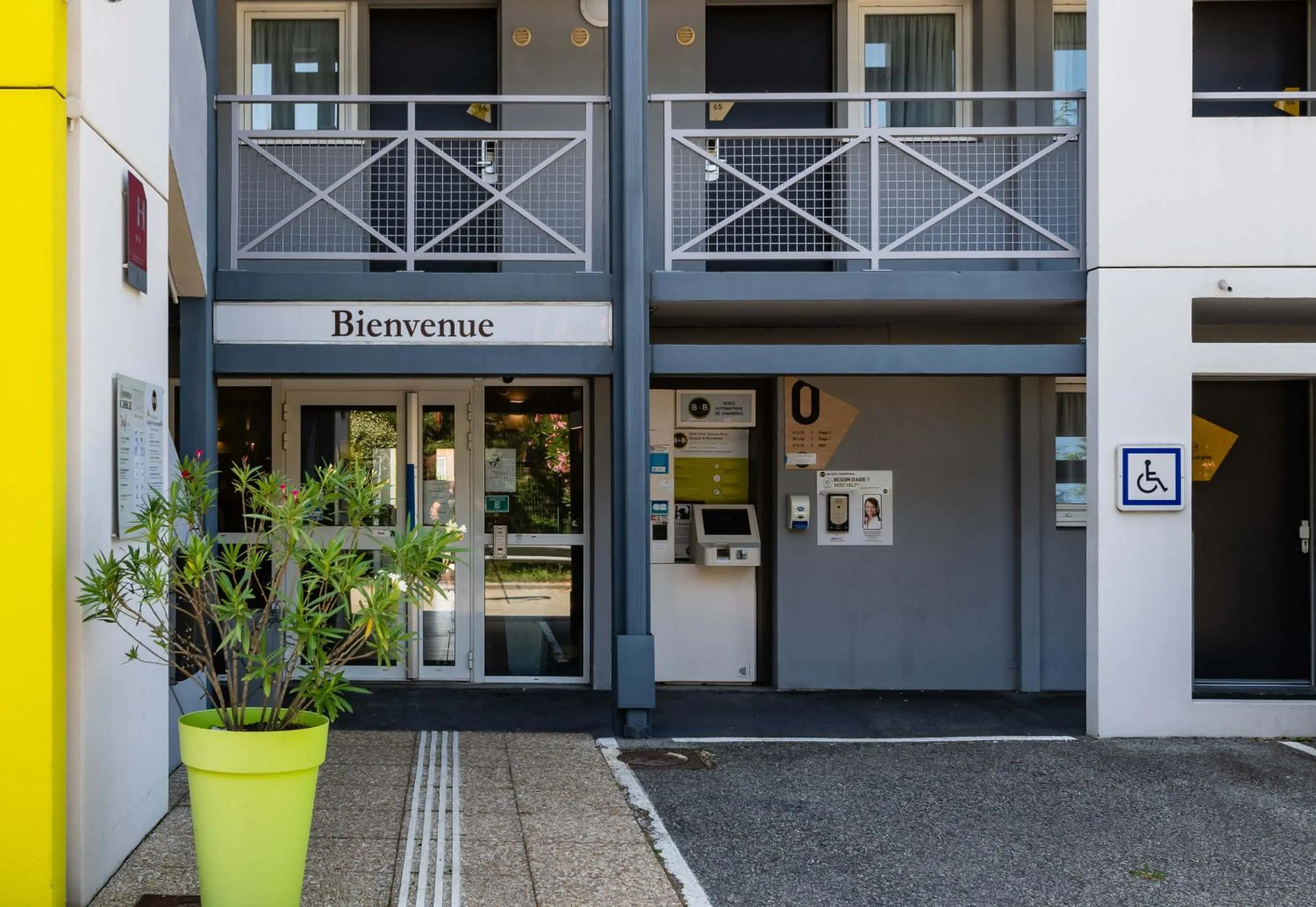 Facade/entrance in B&B HOTEL Valence Nord