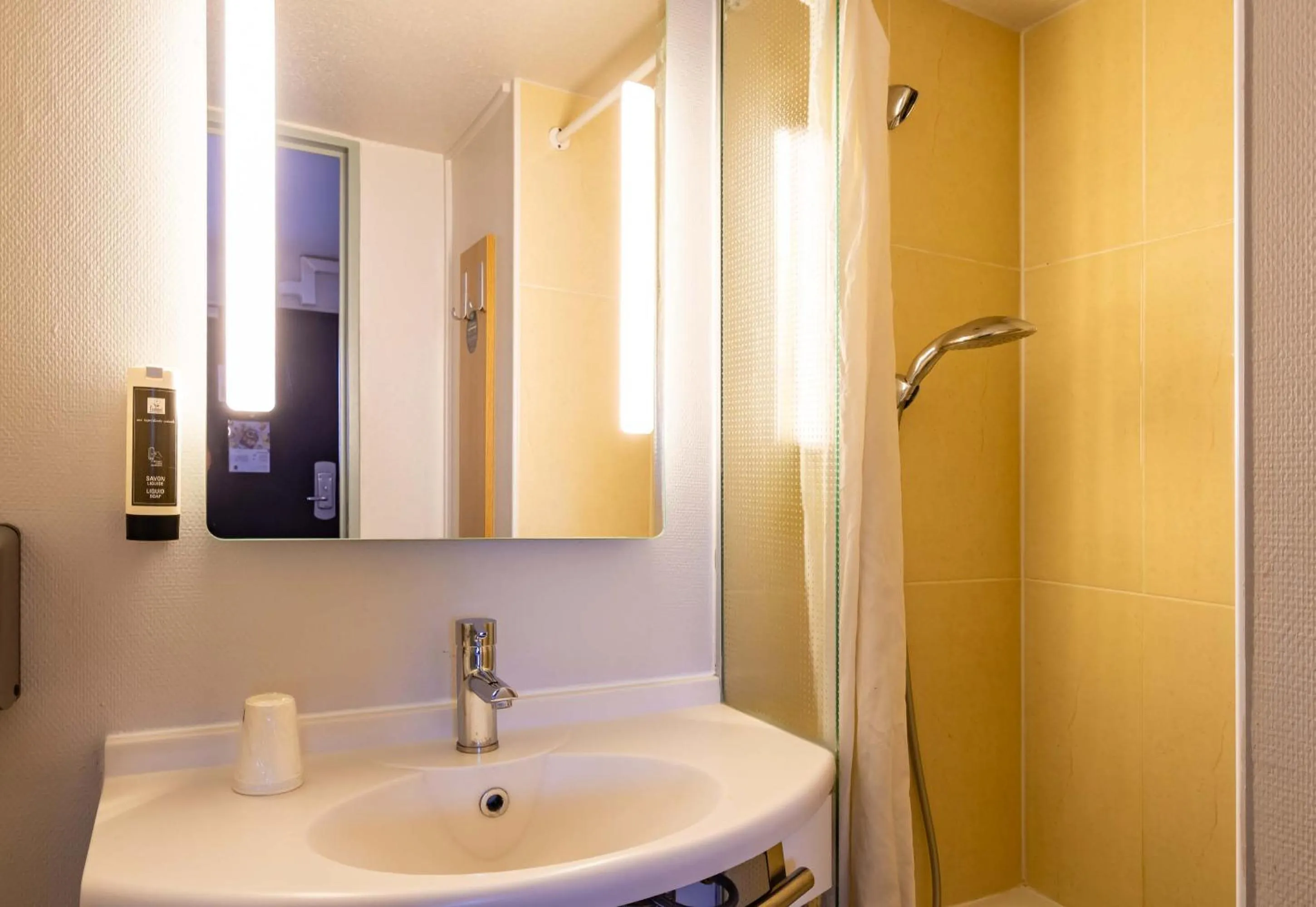 Bathroom in B&B HOTEL Valence Nord