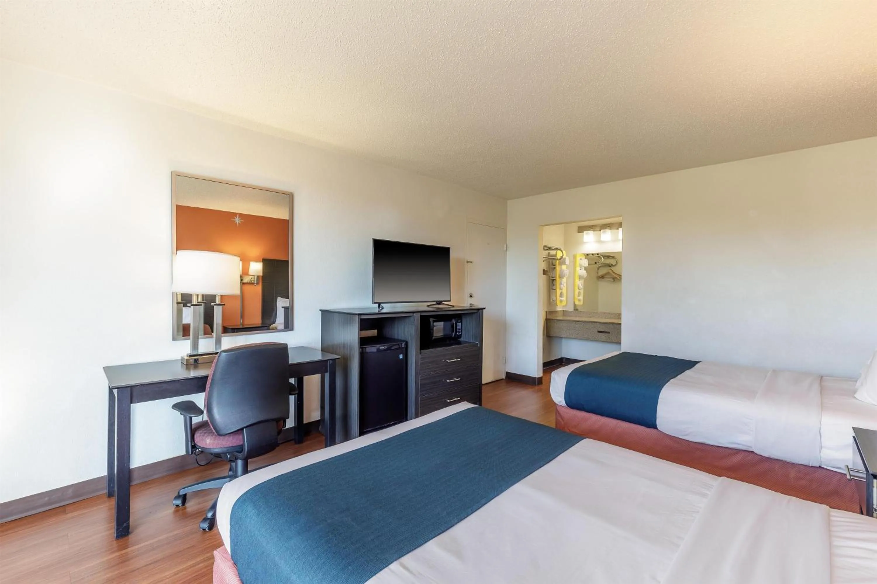 Bedroom, Bed in Motel 6-Dumfries, VA