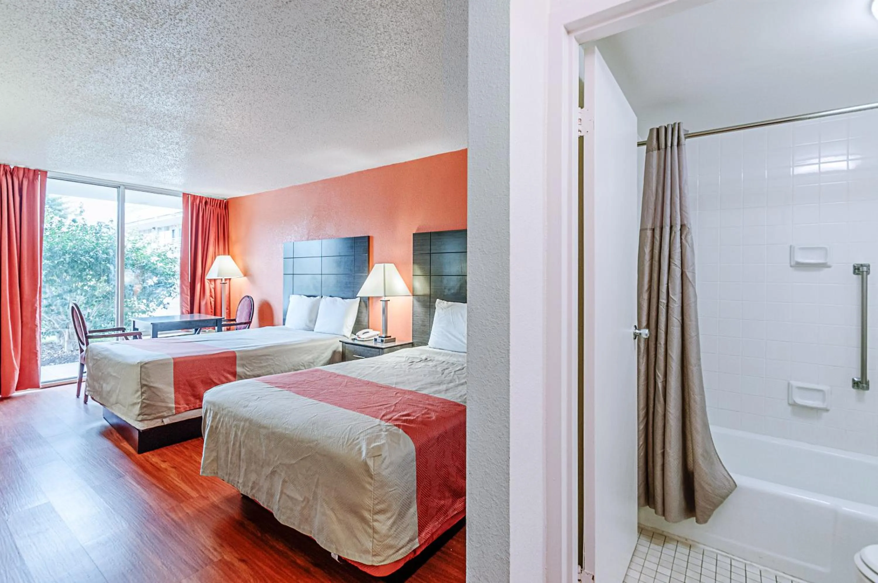 Bathroom, Bed in Motel 6-Dumfries, VA