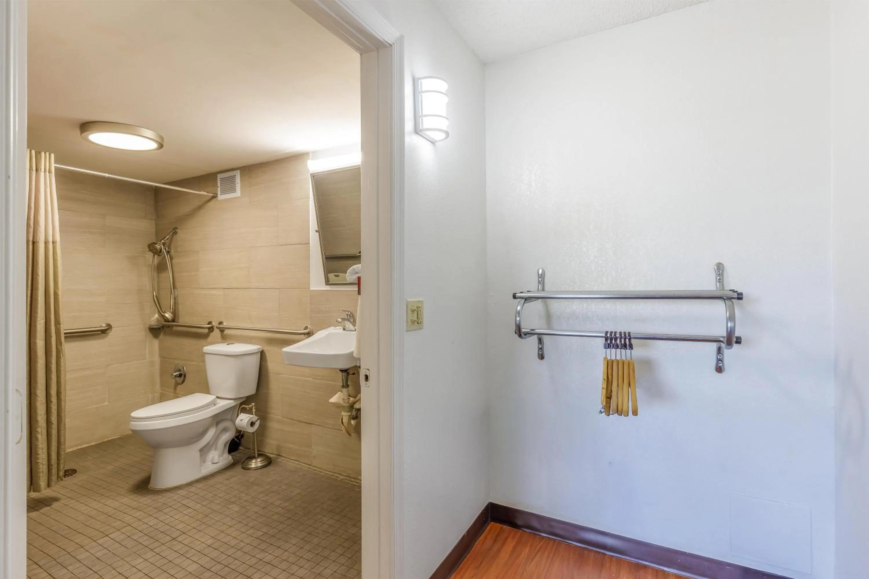 Bathroom in Motel 6-Dumfries, VA