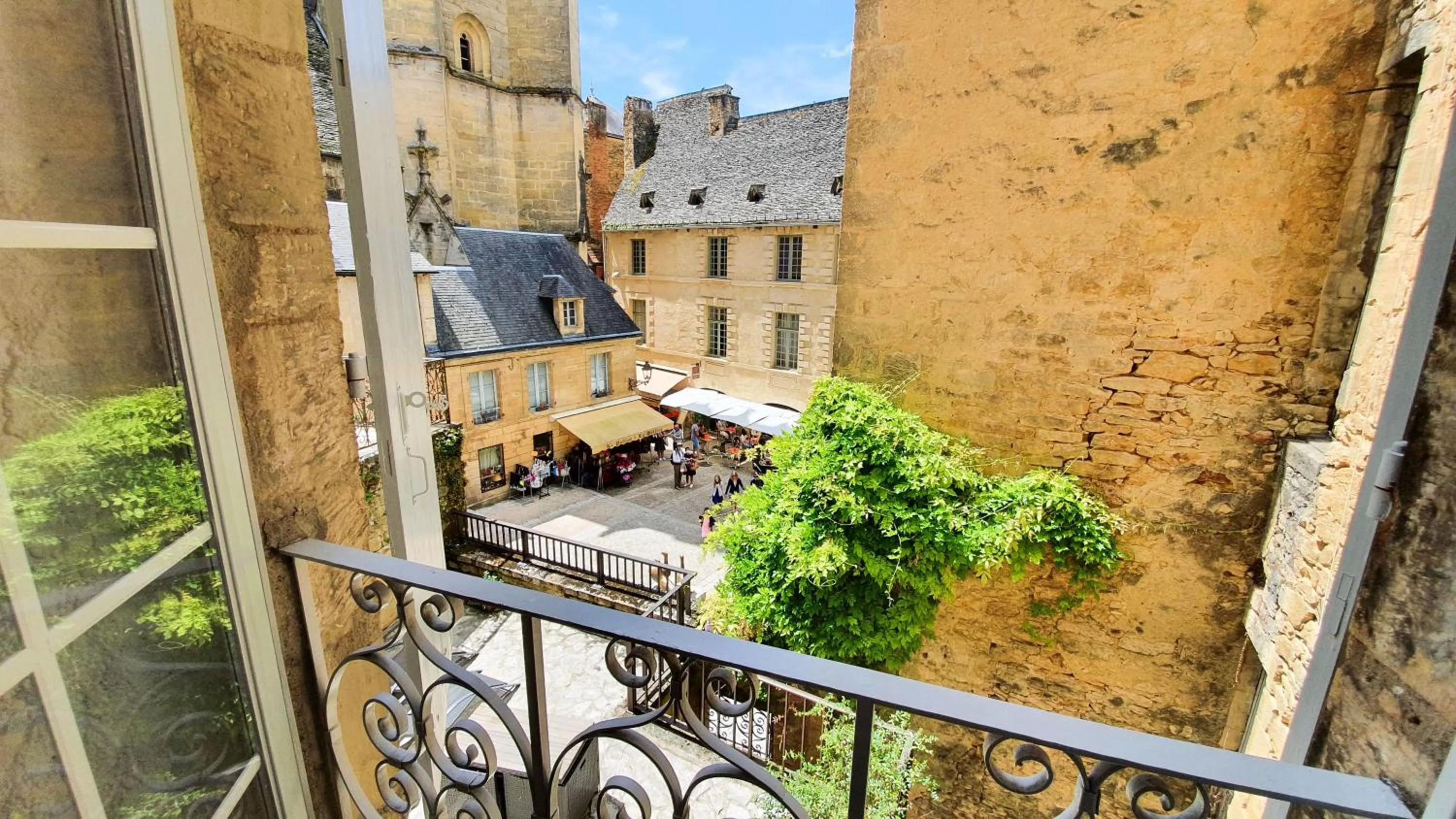 Superior Double Room with Shower in Les Chambres du "Coup de Coeur de Sarlat"