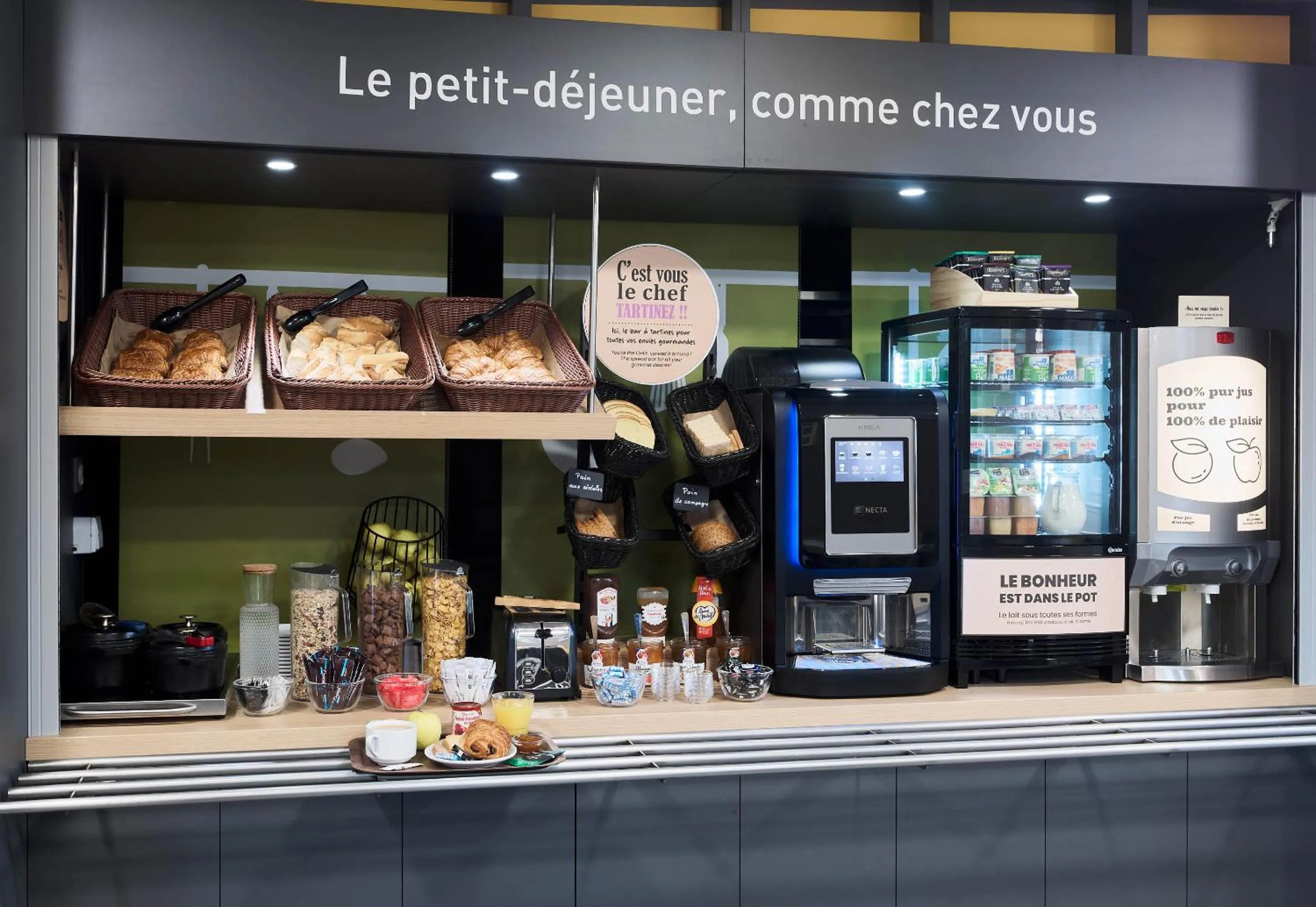 Buffet breakfast in B&B HOTEL Saint-Michel sur Orge