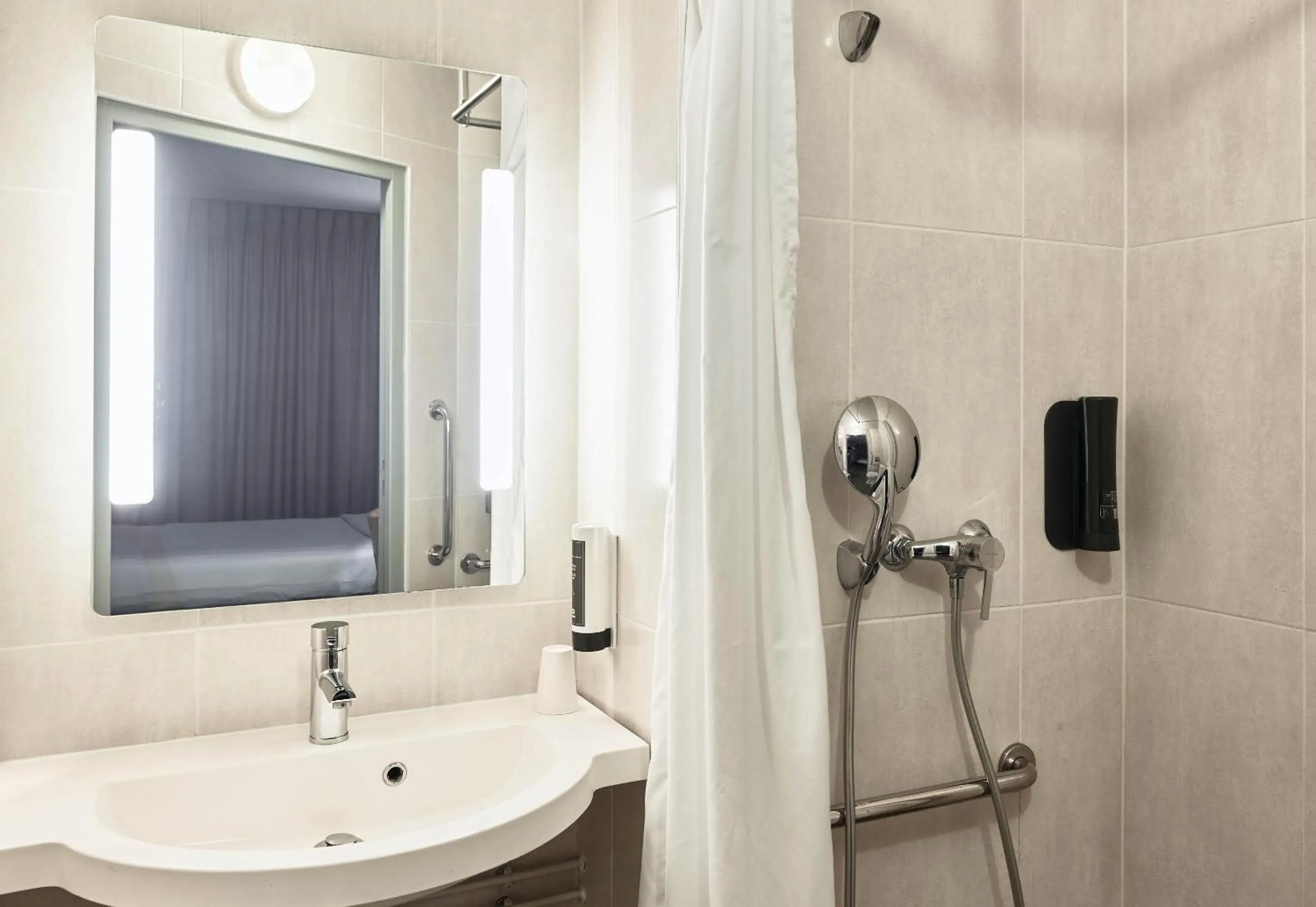 Bathroom in B&B HOTEL Saint-Michel sur Orge