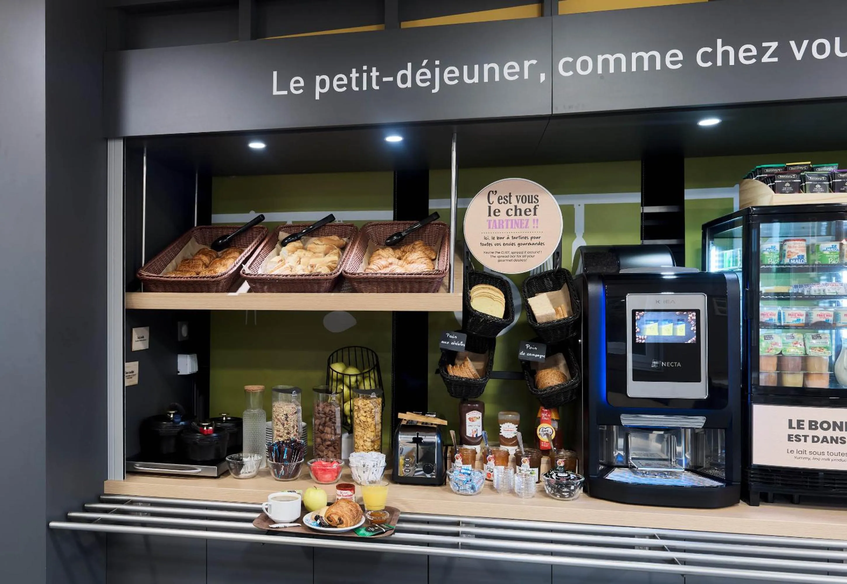 Buffet breakfast in B&B HOTEL Saint-Michel sur Orge